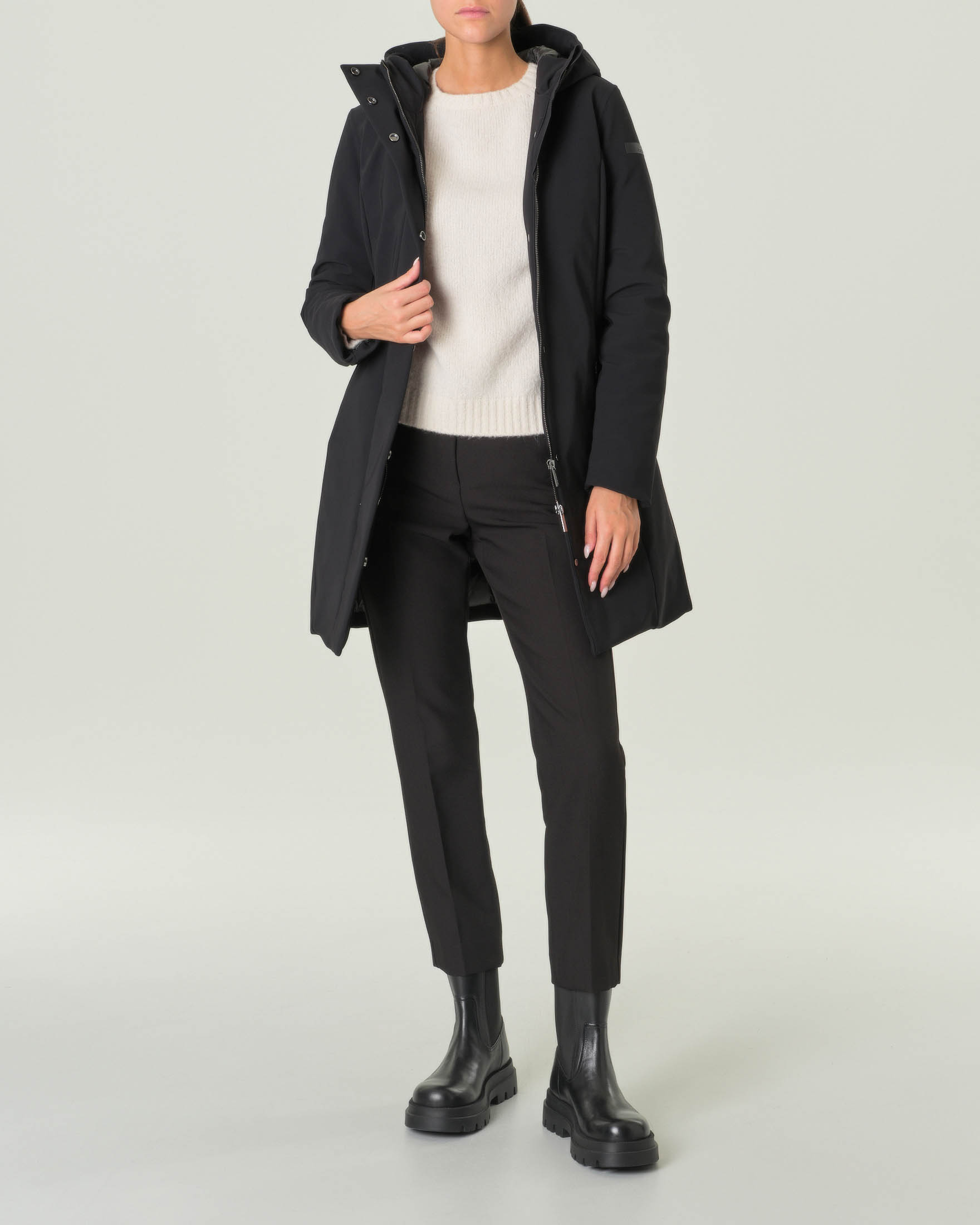 Cappotto nero imbottito dalla linea sfiancata con cappuccio