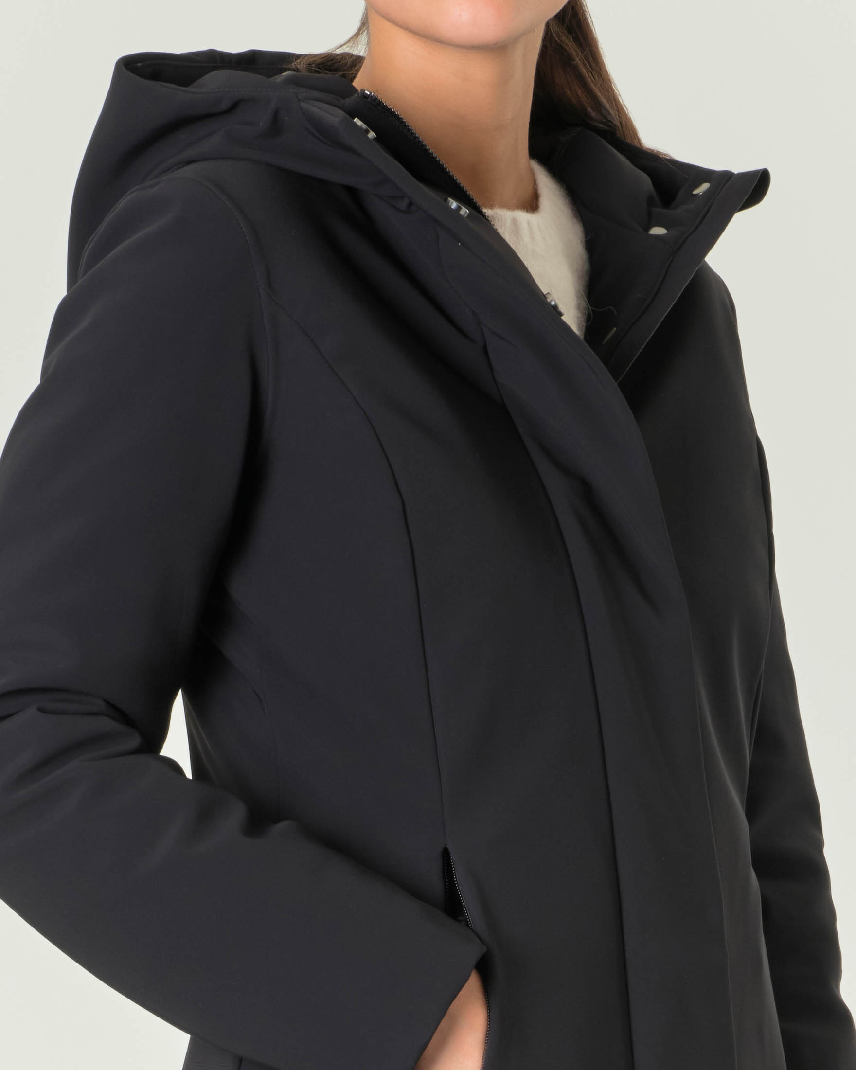 Cappotto nero imbottito dalla linea sfiancata con cappuccio