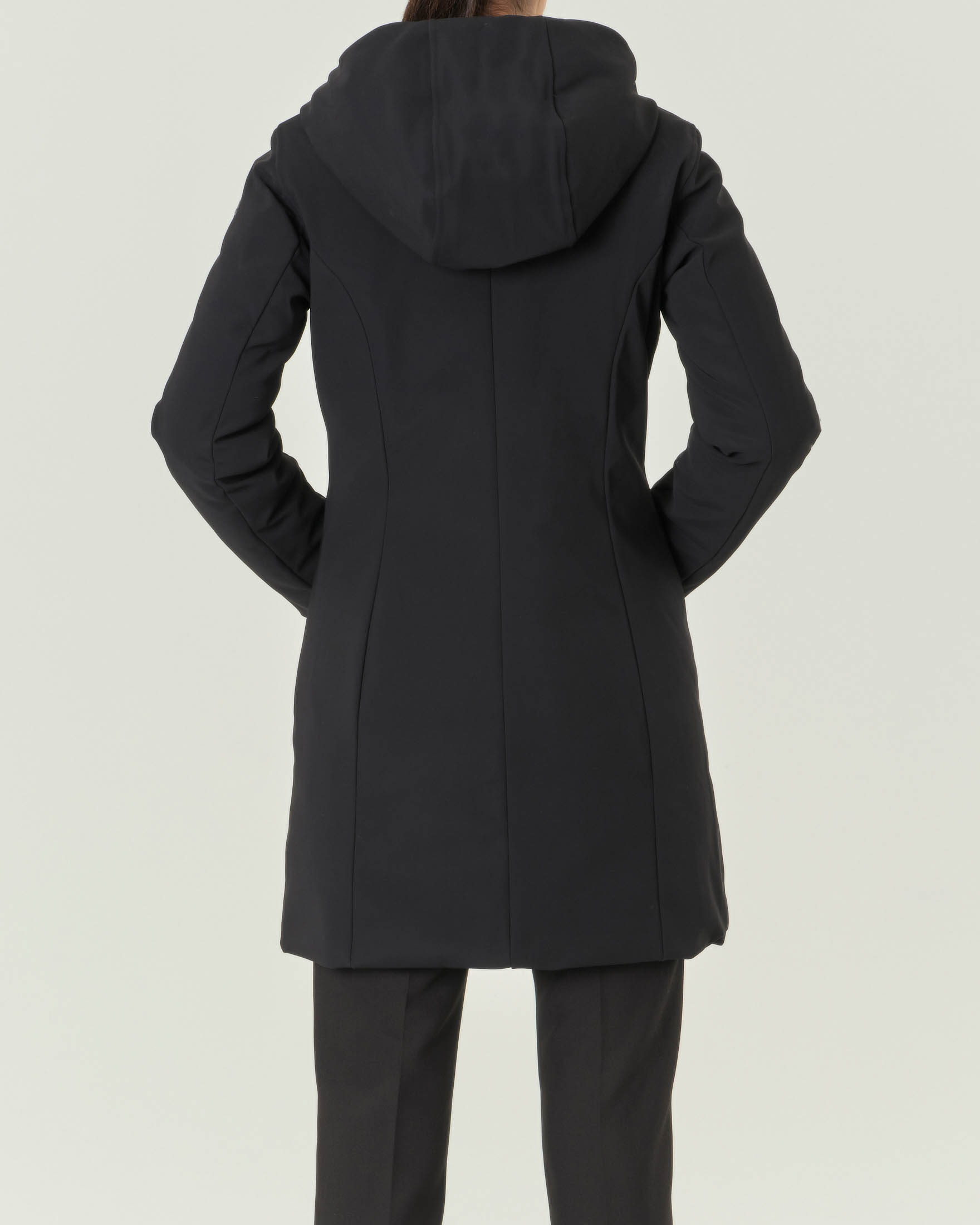 Cappotto nero imbottito dalla linea sfiancata con cappuccio
