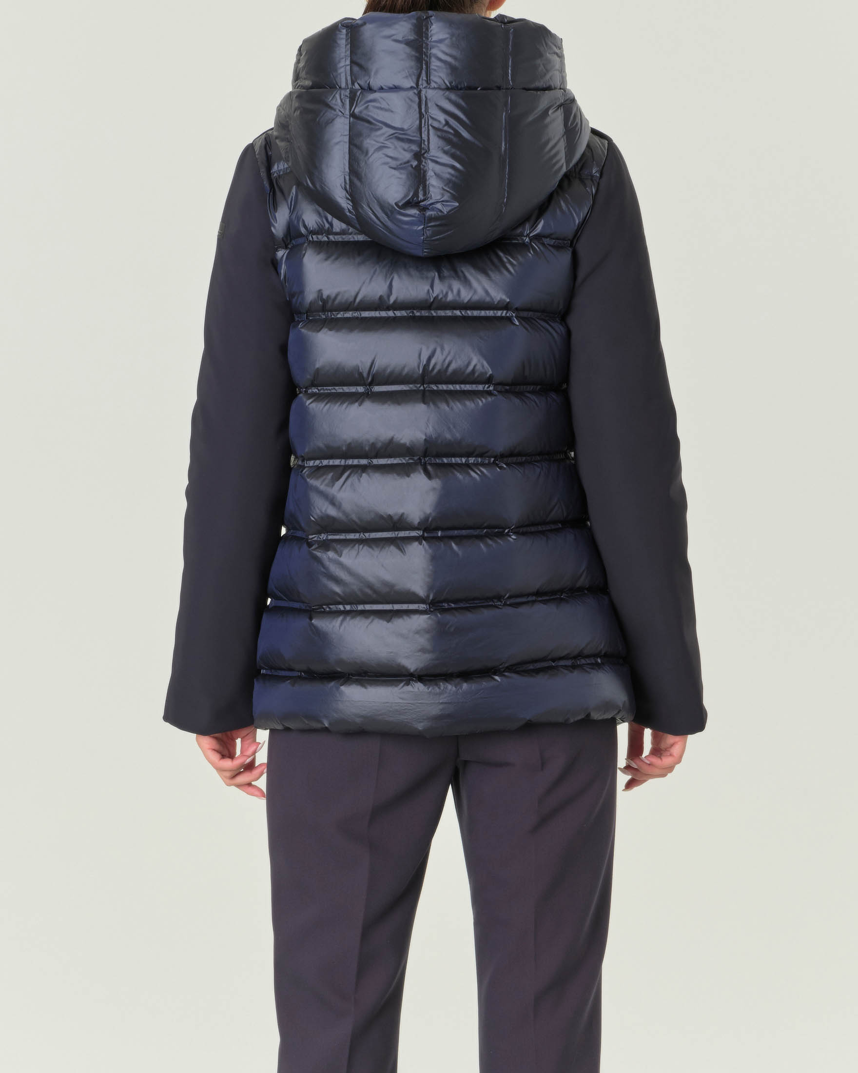 Piumino corto blu con cappuccio e inserti di tessuto liscio