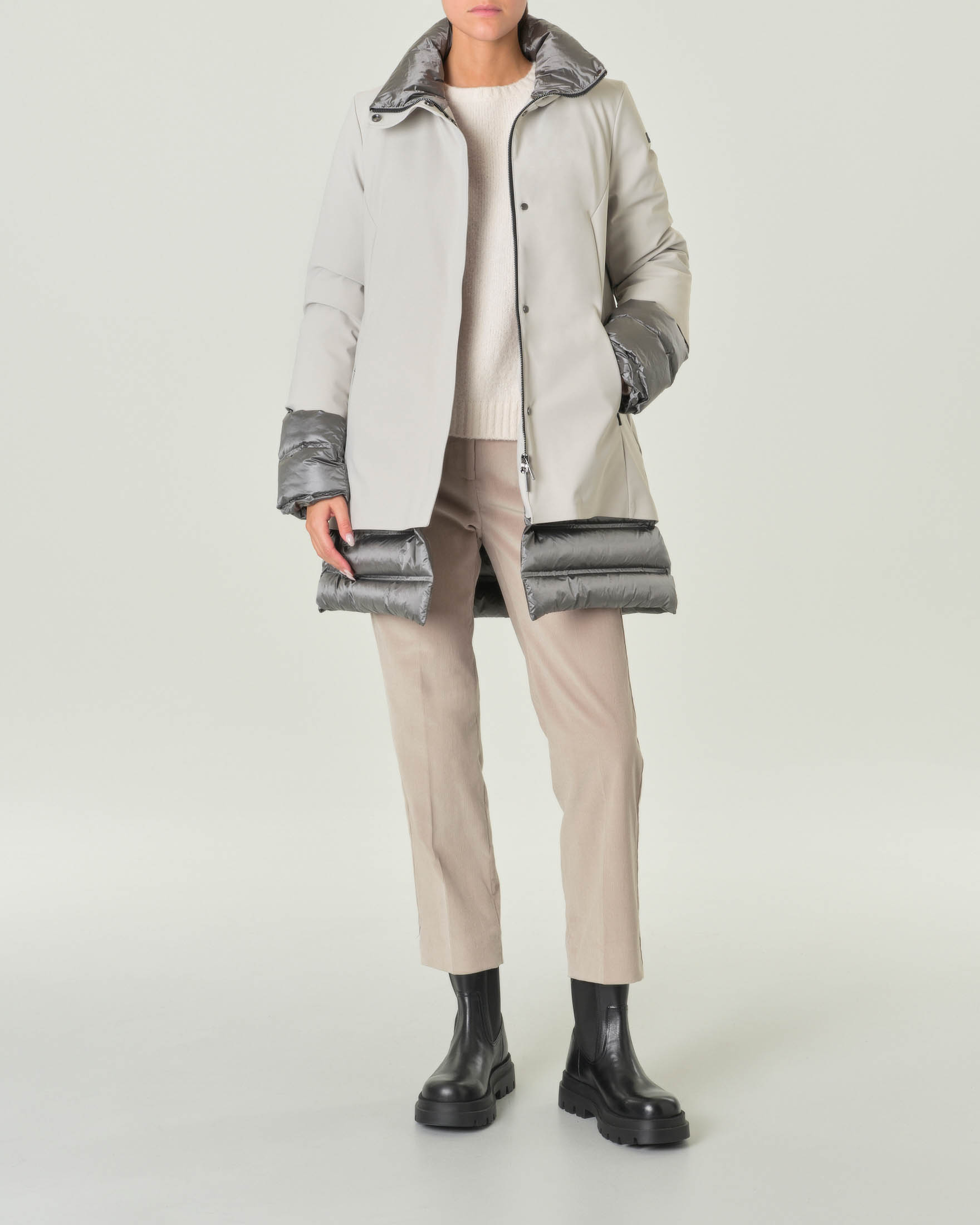 Giaccone color gesso in shell matt antivento e antiacqua con colletto in piedi e inserti in tessuto trapuntato e imbottito