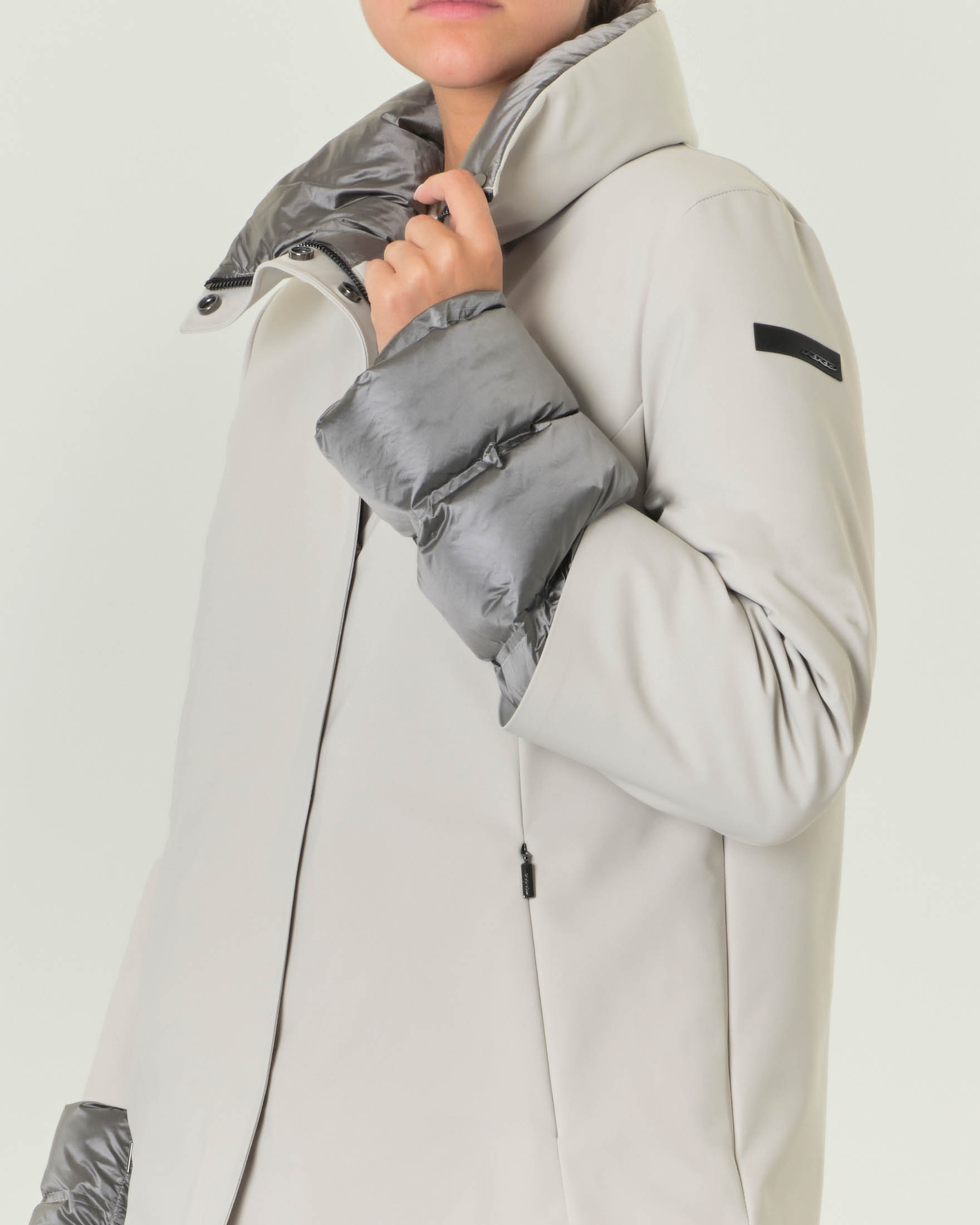 Giaccone color gesso in shell matt antivento e antiacqua con colletto in piedi e inserti in tessuto trapuntato e imbottito image