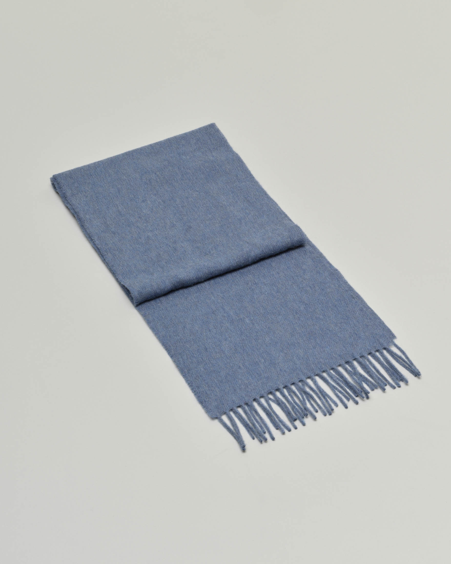 Sciarpa Bronte by Moon blu avio in pura lana merinos rifinita con frange