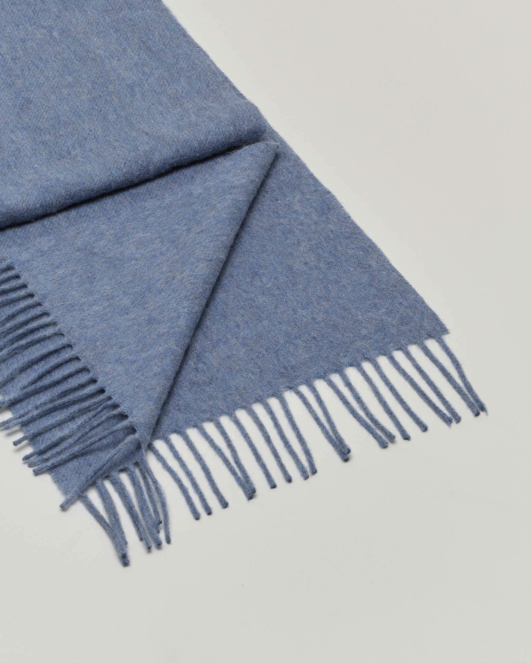 Sciarpa Bronte by Moon blu avio in pura lana merinos rifinita con frange image