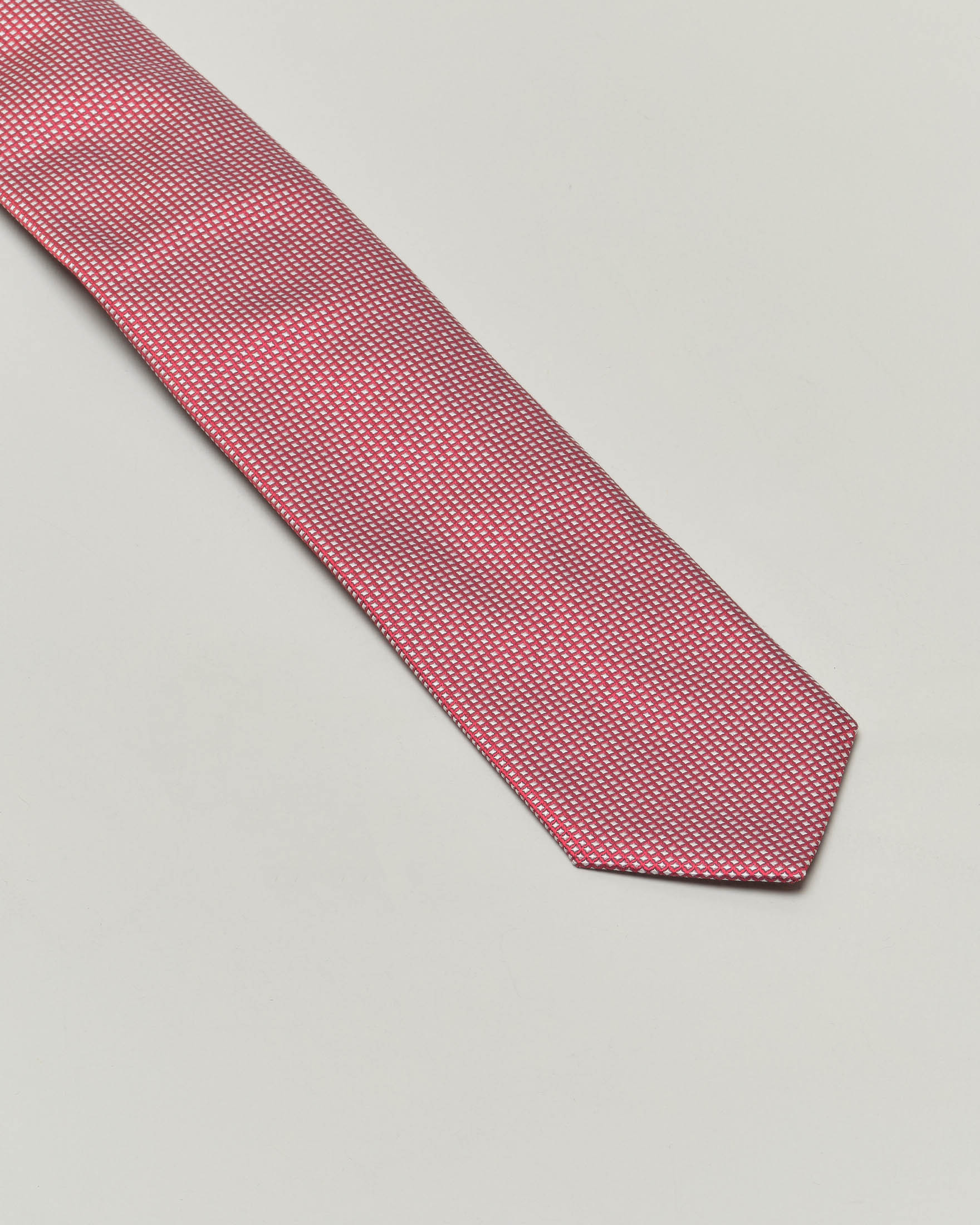 Cravatta rossa micro fantasia quadretto bianco in pura seta image