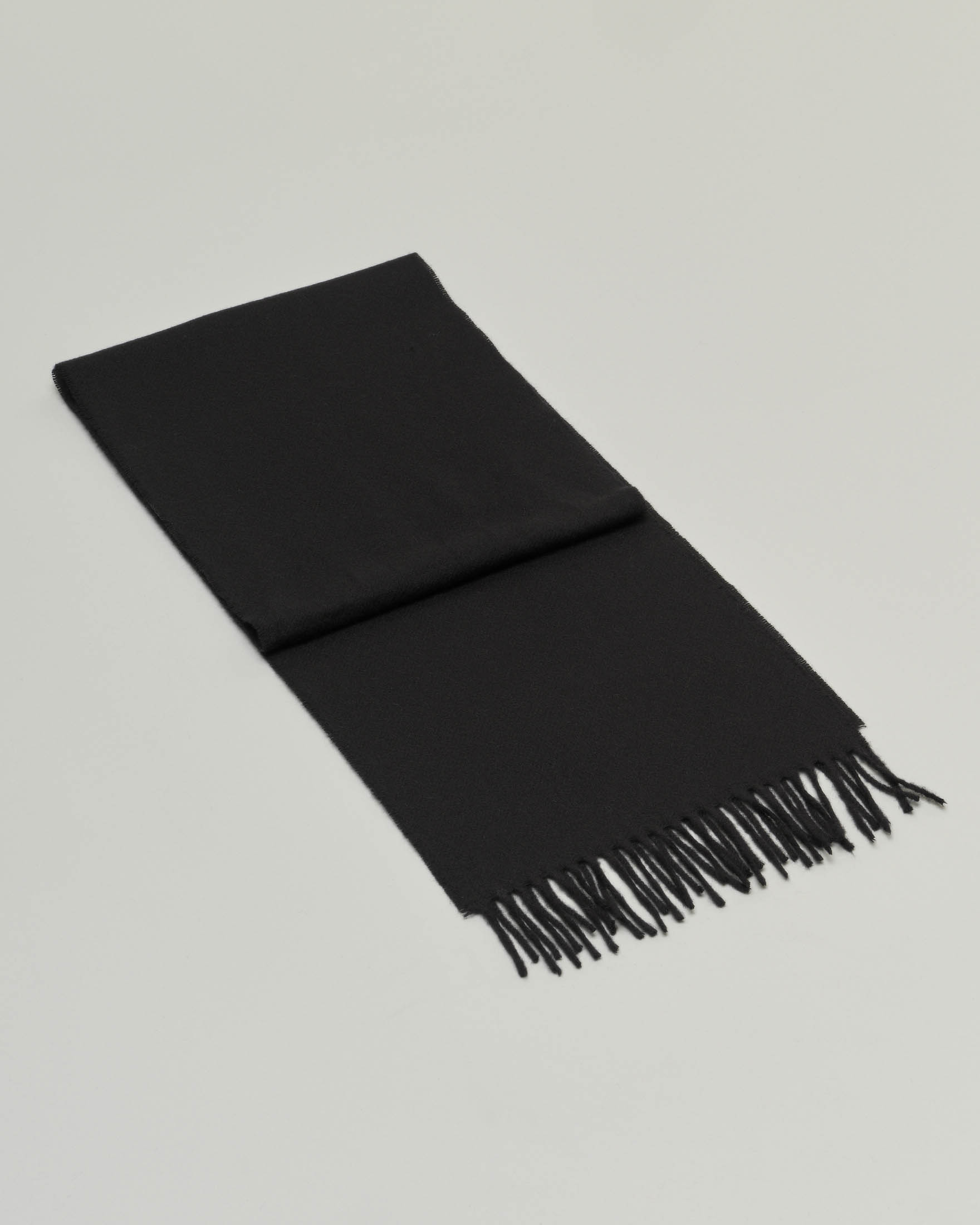 Sciarpa Bronte by Moon nera in pura lana merinos rifinita con frange
