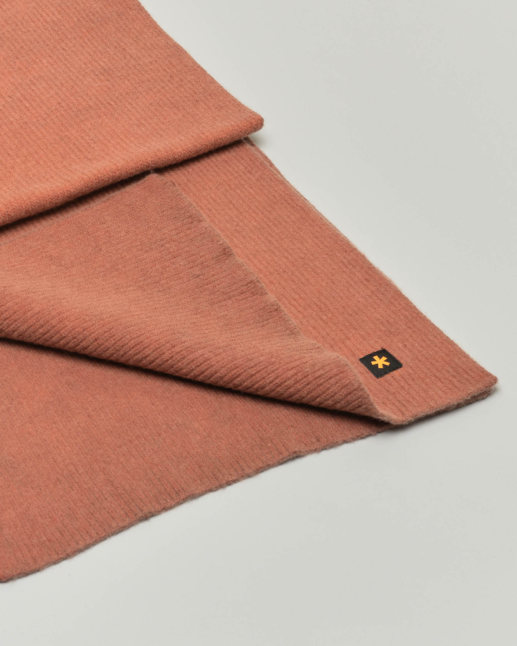 Sciarpa color coccio in lana a costine image