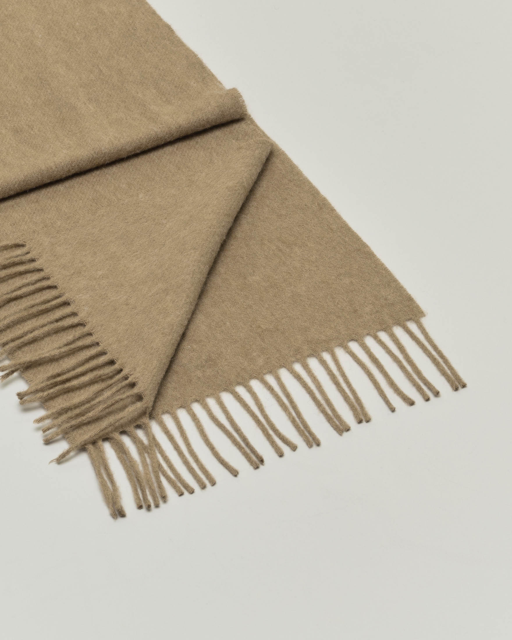 Sciarpa Bronte by Moon tortora in pura lana merinos rifinita con frange image