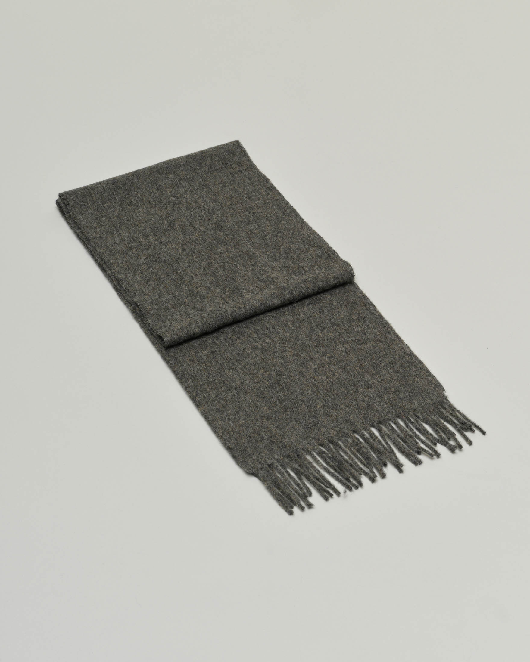 Sciarpa Bronte By Moon antracite in pura lana merinos rifinita con frange