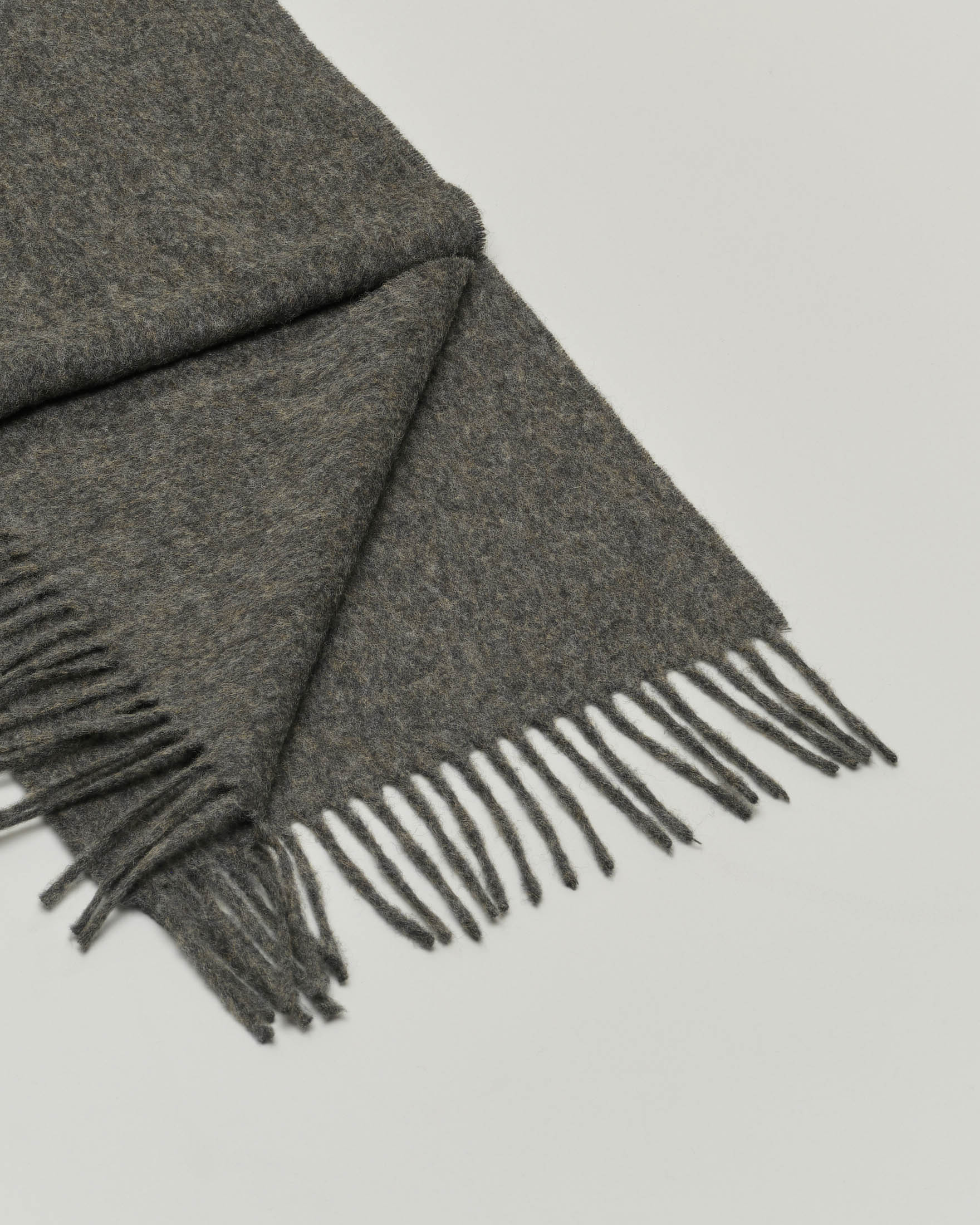 Sciarpa Bronte By Moon antracite in pura lana merinos rifinita con frange image
