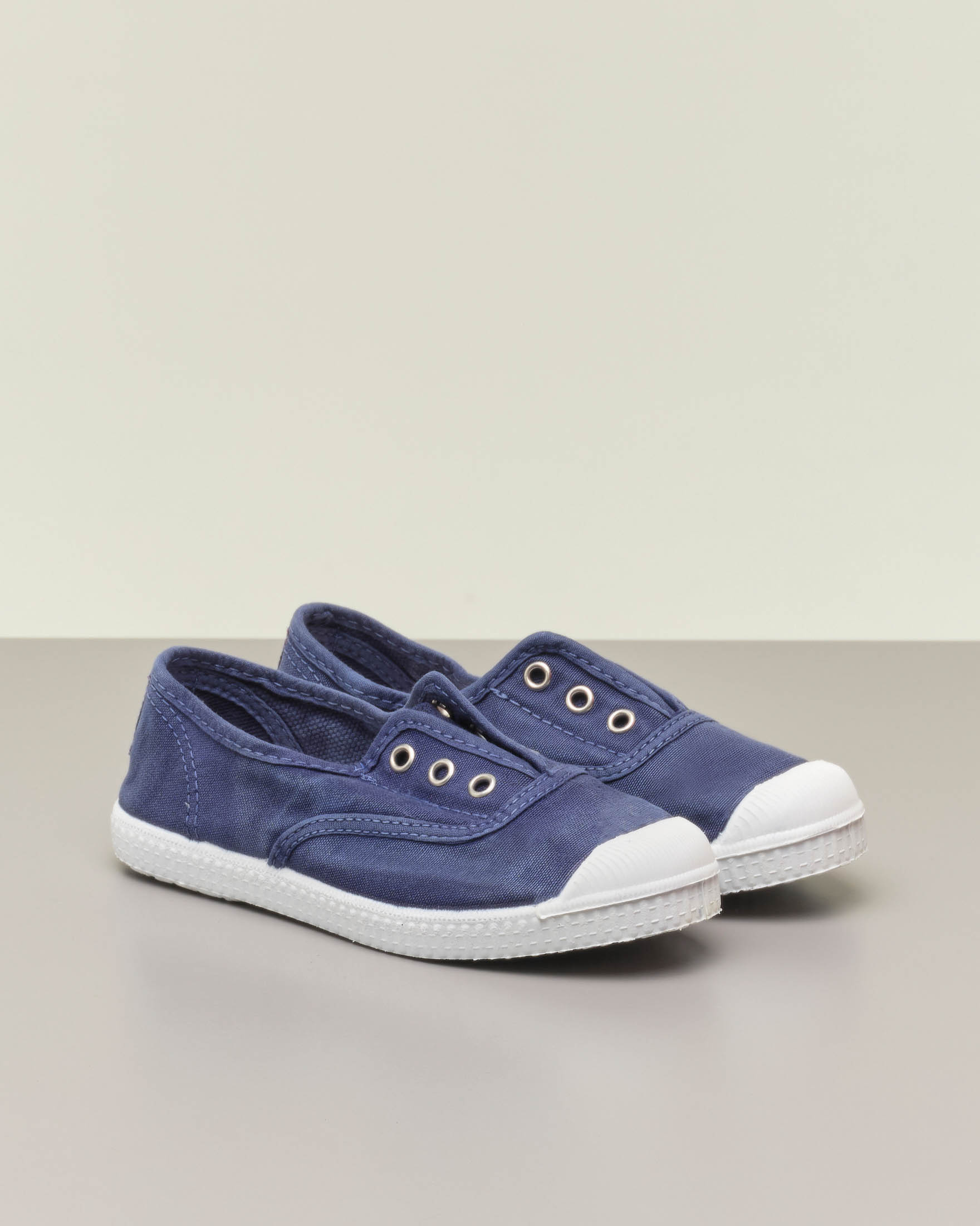 Sneakers blu senza lacci in canvas di cotone effetto stone washed