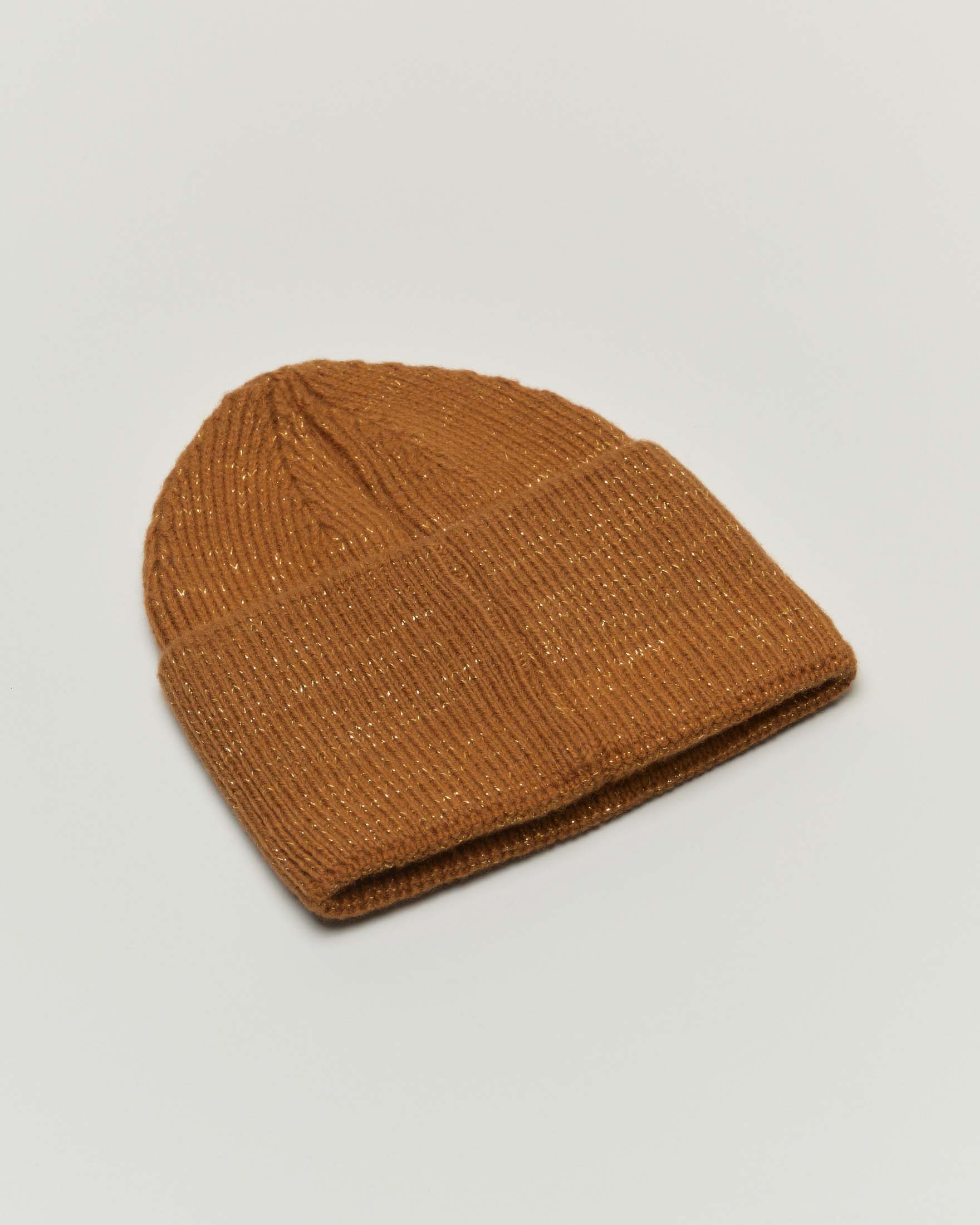 Berretto color cammello in maglia a coste con inserti in lurex e risvolto alto image