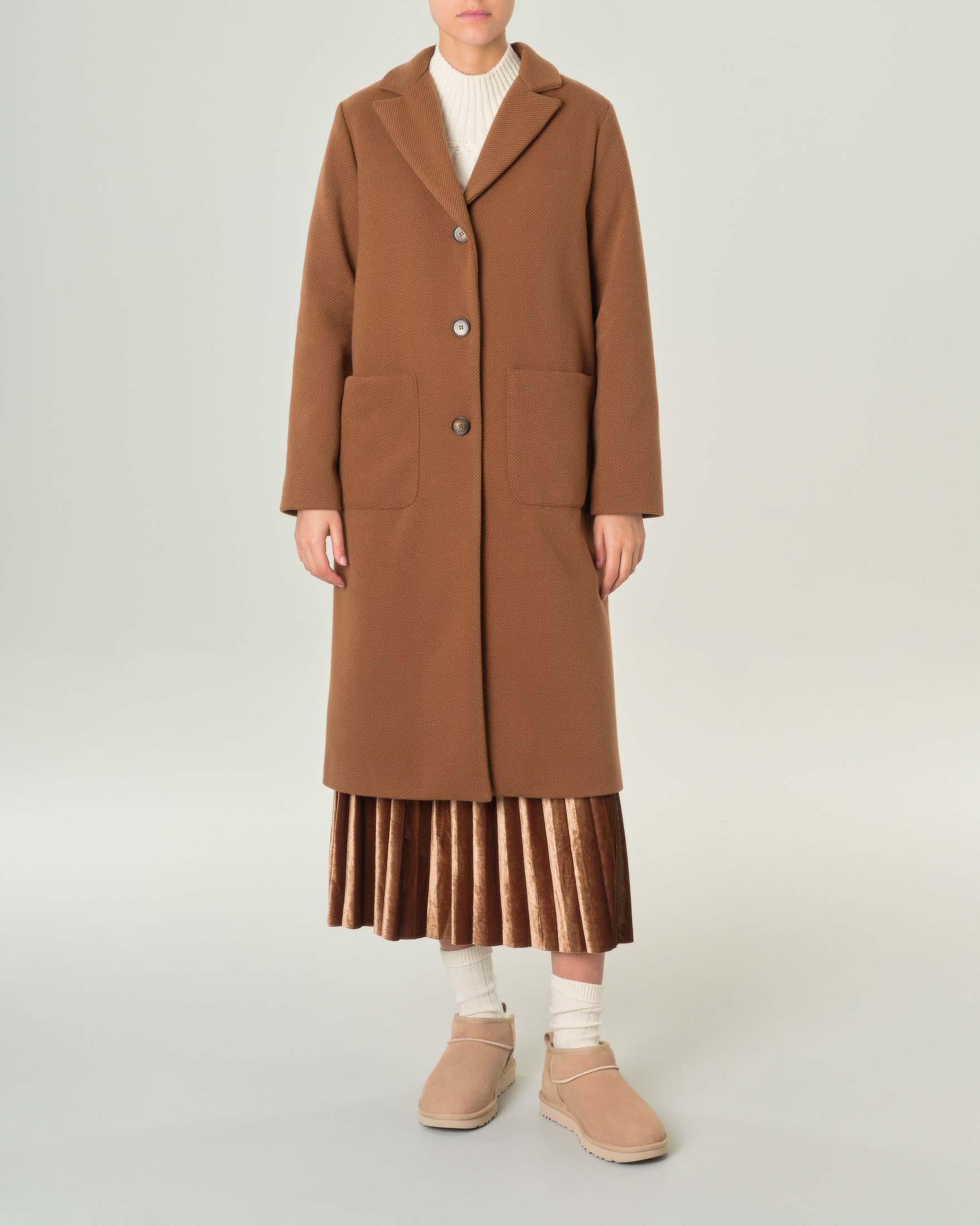 Cappotto cammello lungo in tessuto diagonale di misto lana dal taglio maschile con tasche a toppa