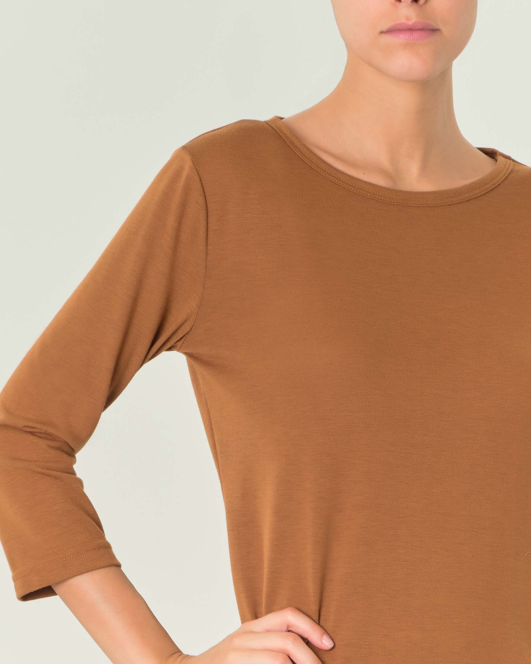 T-shirt cammello in misto viscosa con scollo tondo e maniche a tre quarti image