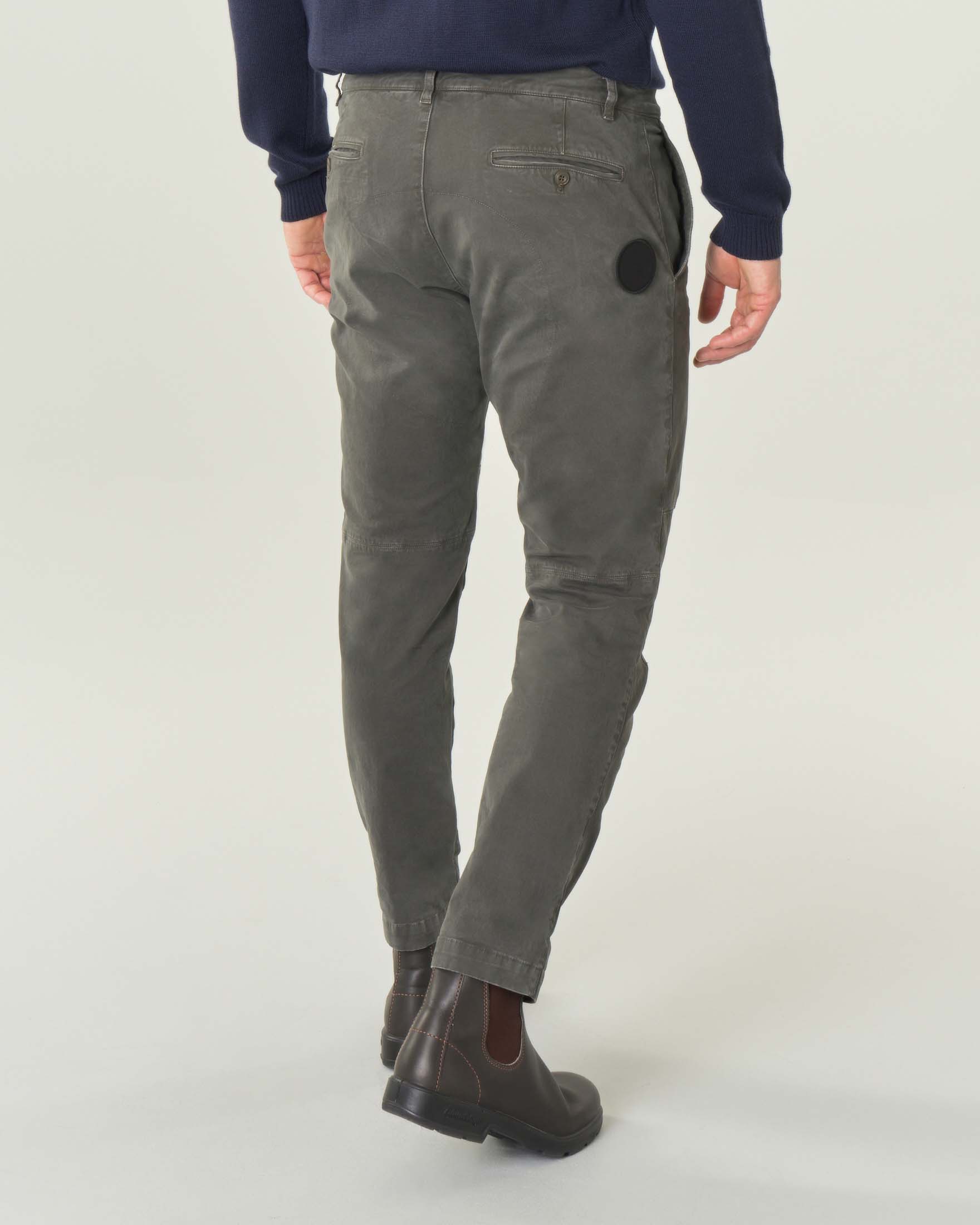 Pantalone chino verde militare carrot-fit in gabardina di cotone stretch image