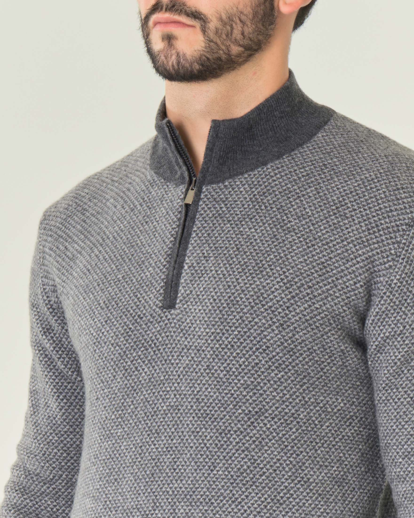 Maglione grigio in lana punto pepe con chiusura a mezza zip image