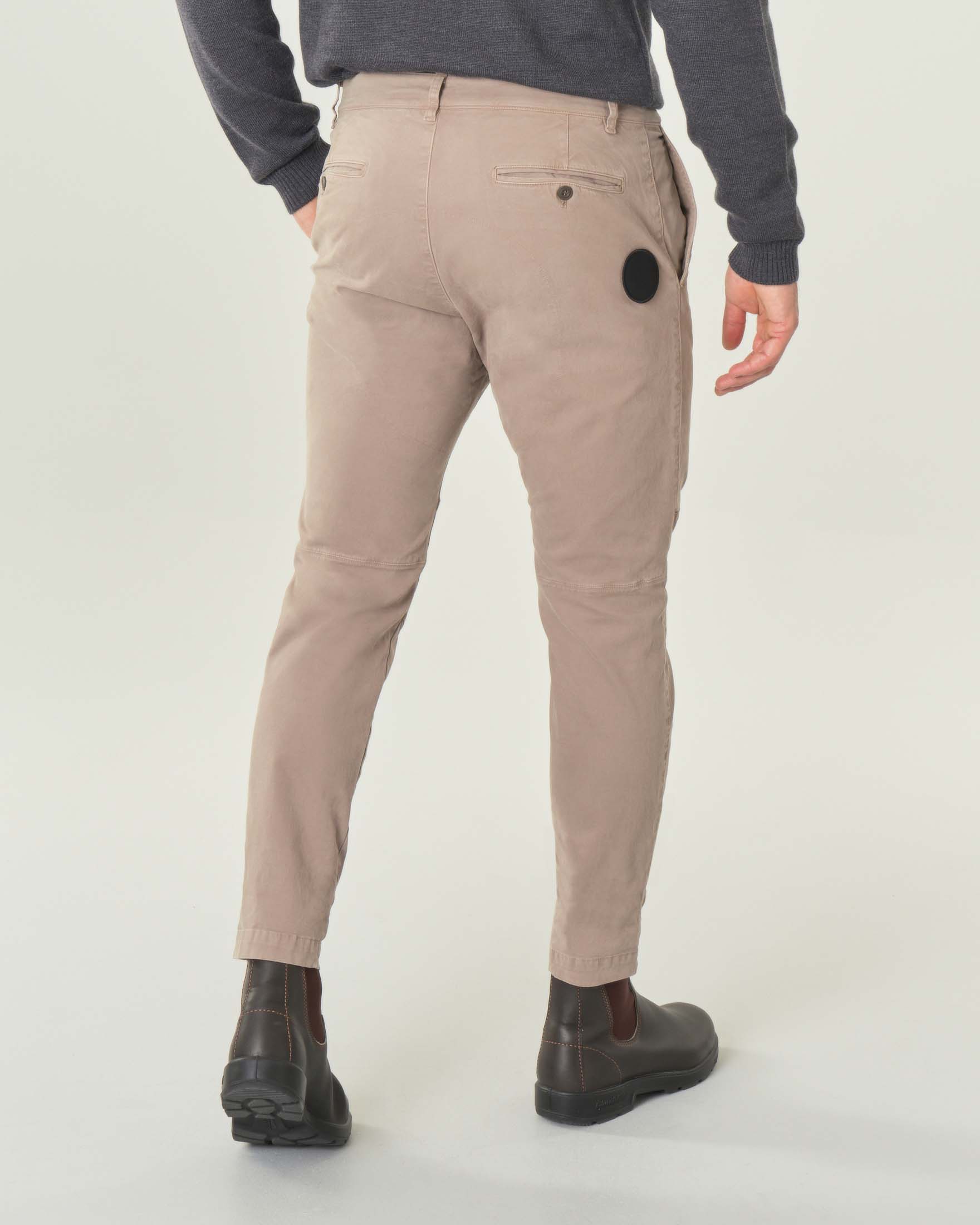 Pantalone chino tortora carrot-fit in gabardina di cotone stretch image
