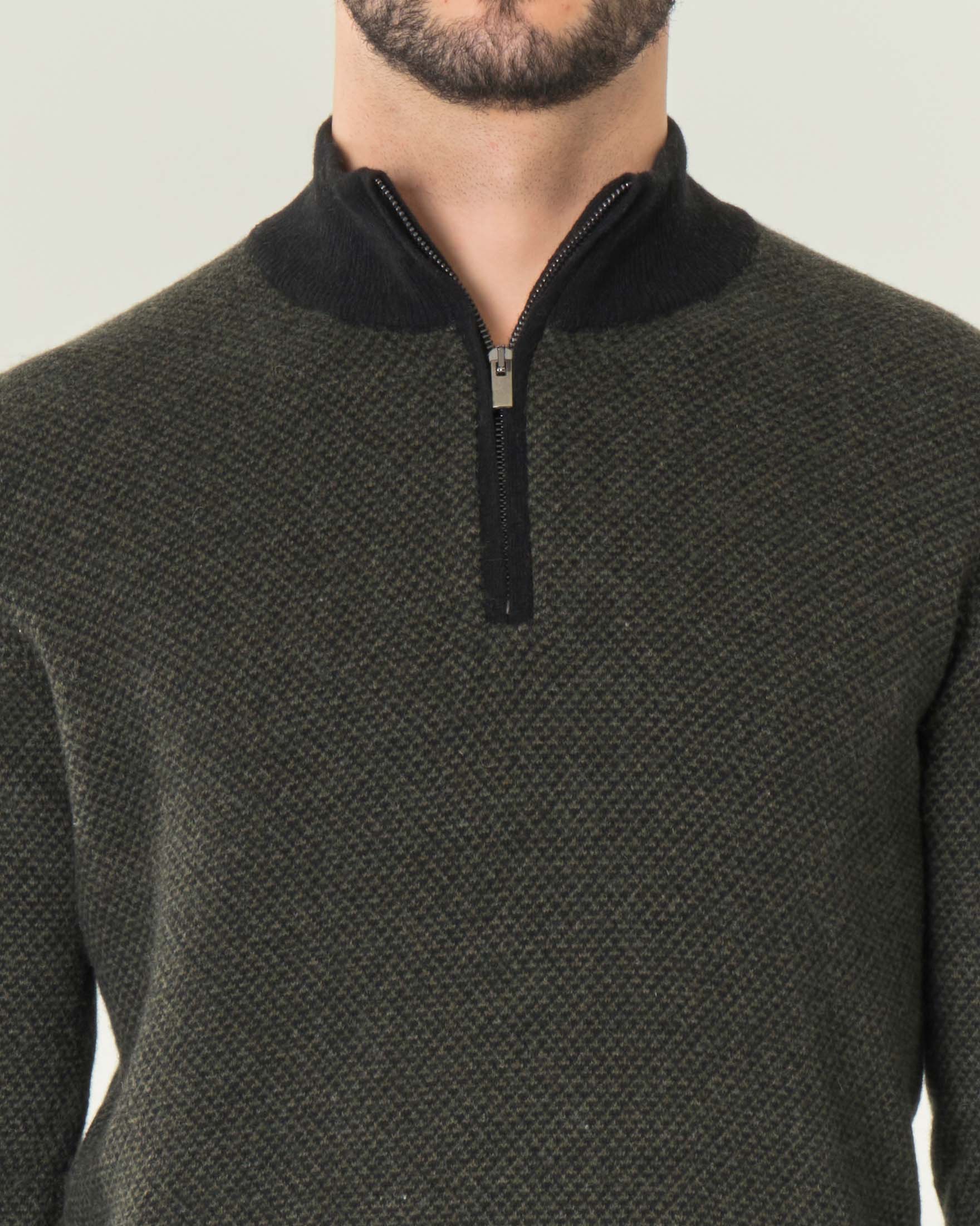 Maglione verde militare in lana punto pepe con chiusura a mezza zip image