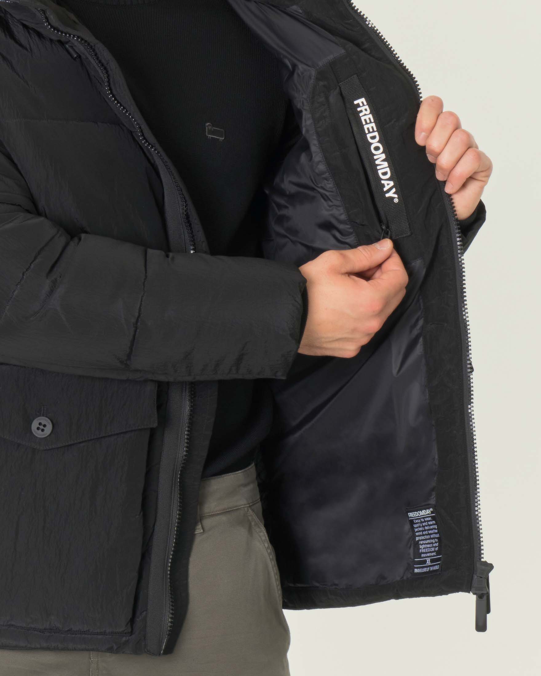 Moncler Giubbino nero Domas con cappuccio e finiture in shearling K29541A00014