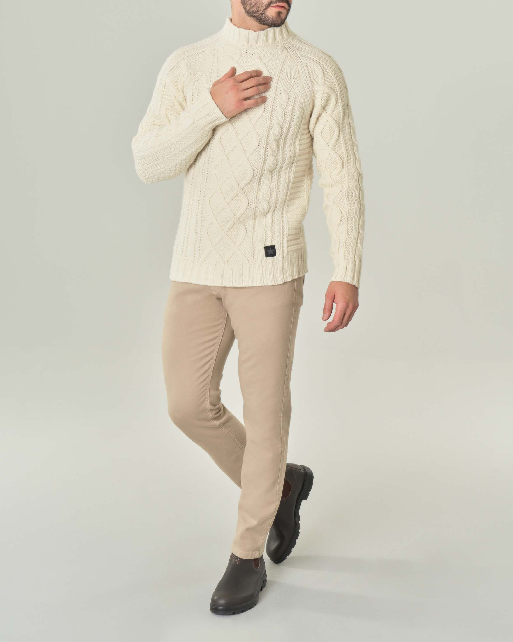 Maglione avorio in lana lavorato a trecce image