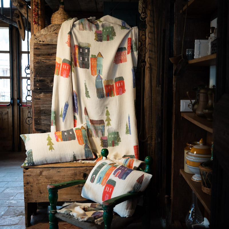 Cuscino Telinus in cotone avorio a stampa Happy Cottage multicolore