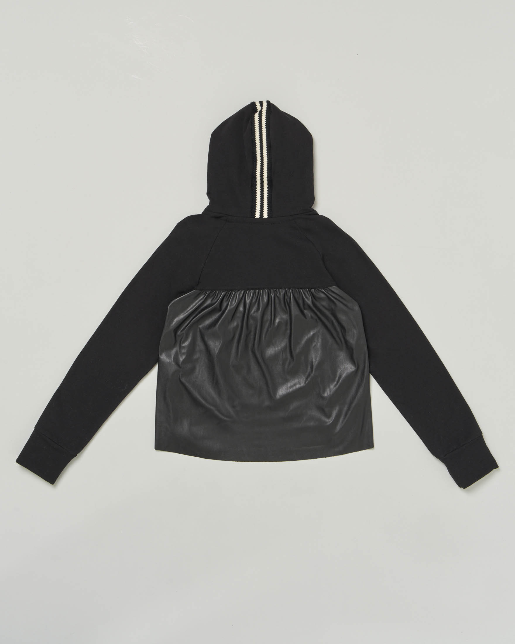 Felpa nera in cotone stretch con cappuccio inserto in ecopelle e