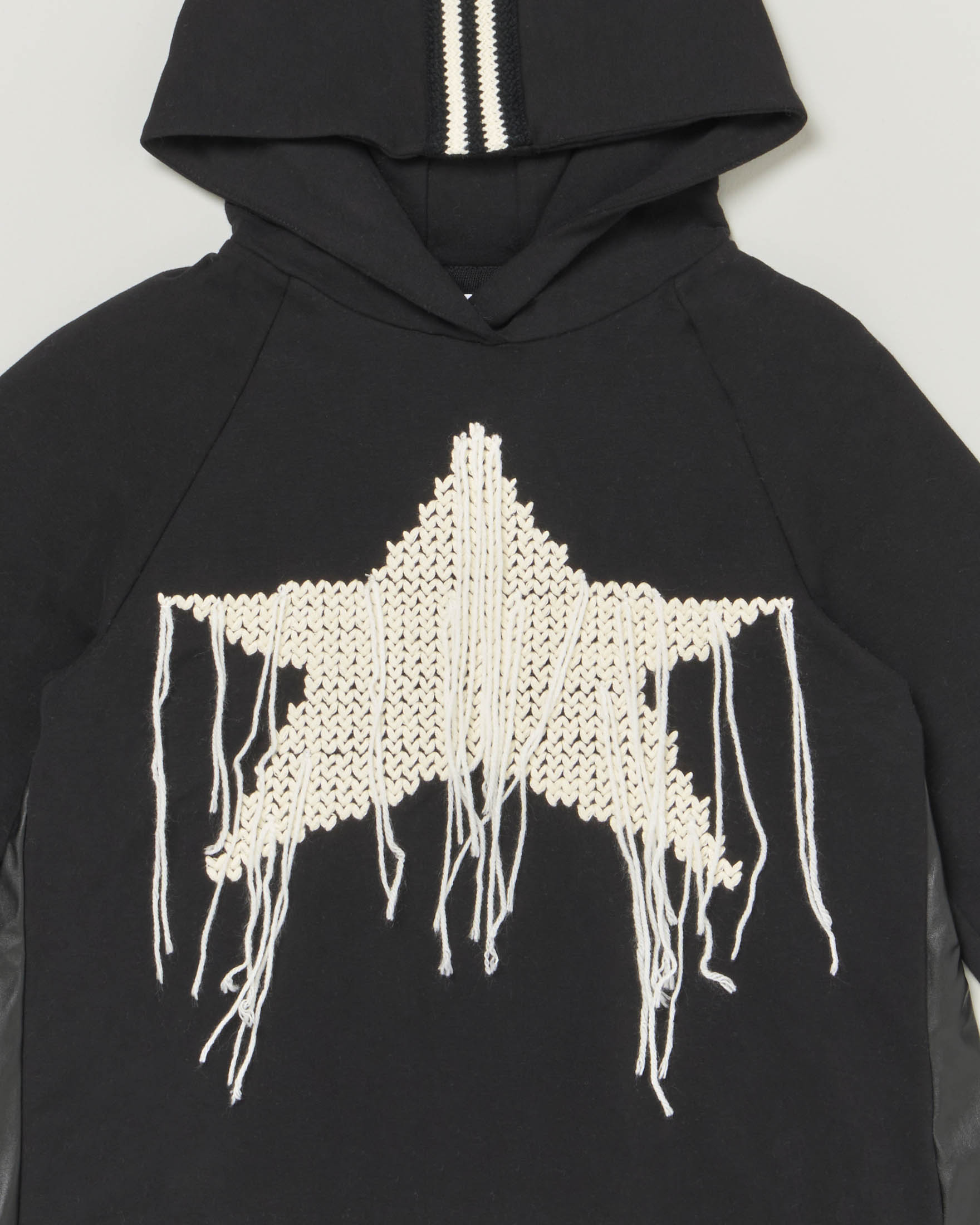 Felpa nera in cotone stretch con cappuccio inserto in ecopelle e stella sfrangiata ricamata davanti 40-44 image