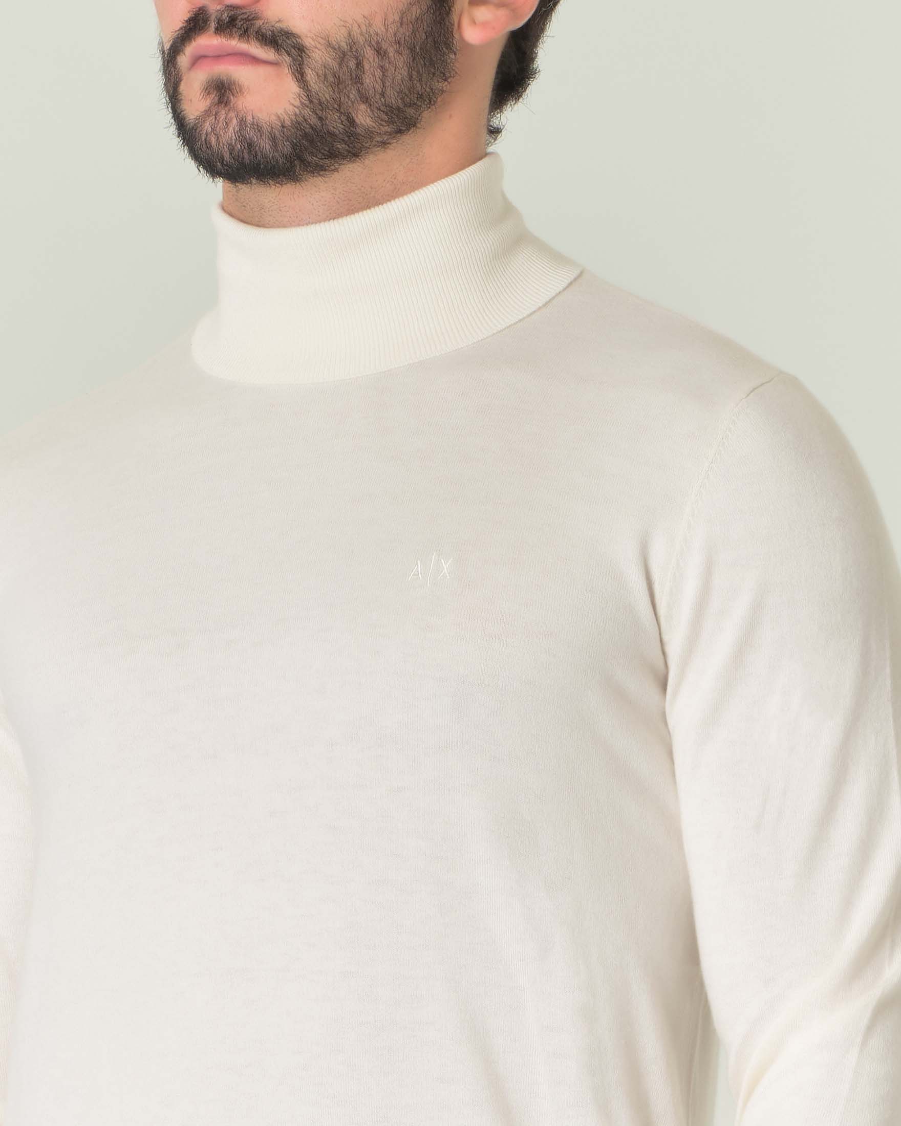 Dolcevita bianco in cotone e cashmere con logo ricamato sul petto
