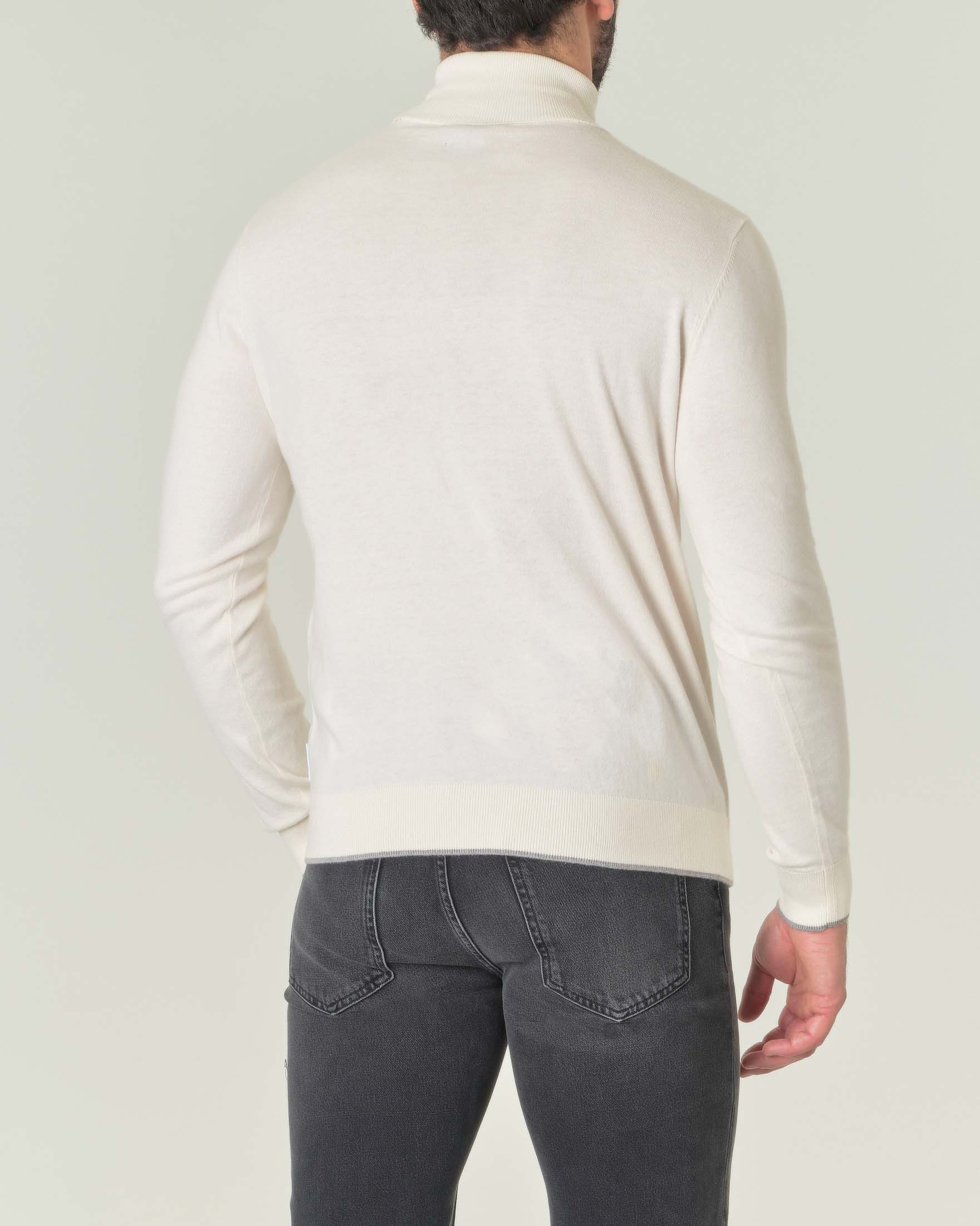 Dolcevita bianco in cotone e cashmere con logo ricamato sul petto