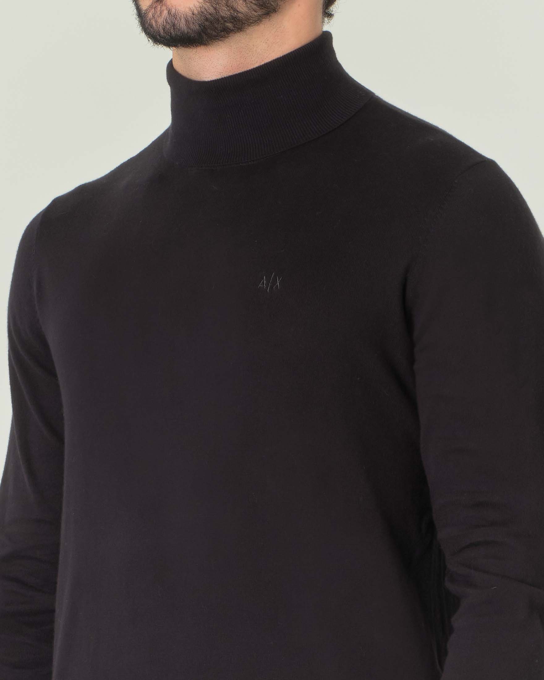 Dolcevita nero in cotone e cashmere con logo ricamato sul petto
