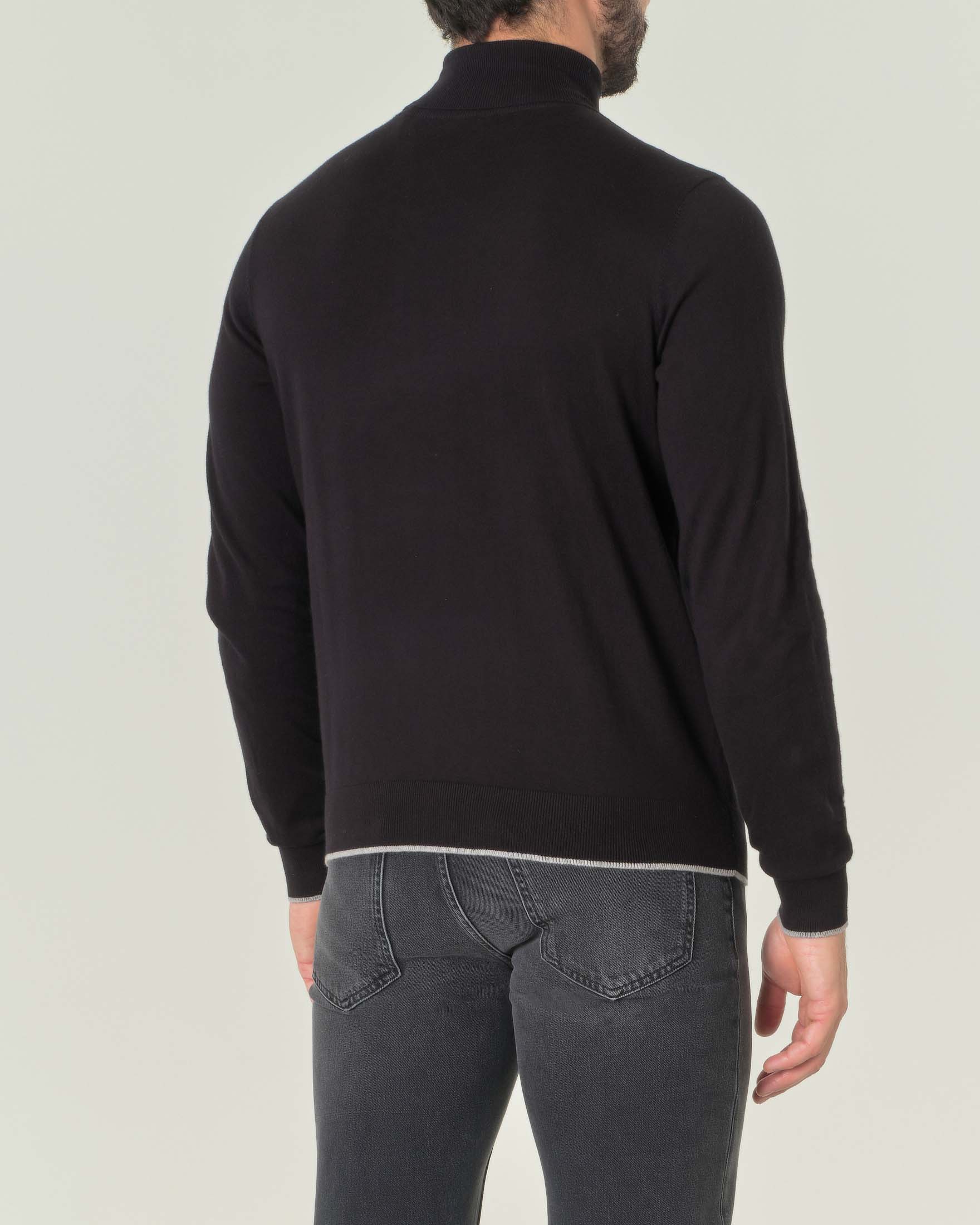 Dolcevita nero in cotone e cashmere con logo ricamato sul petto