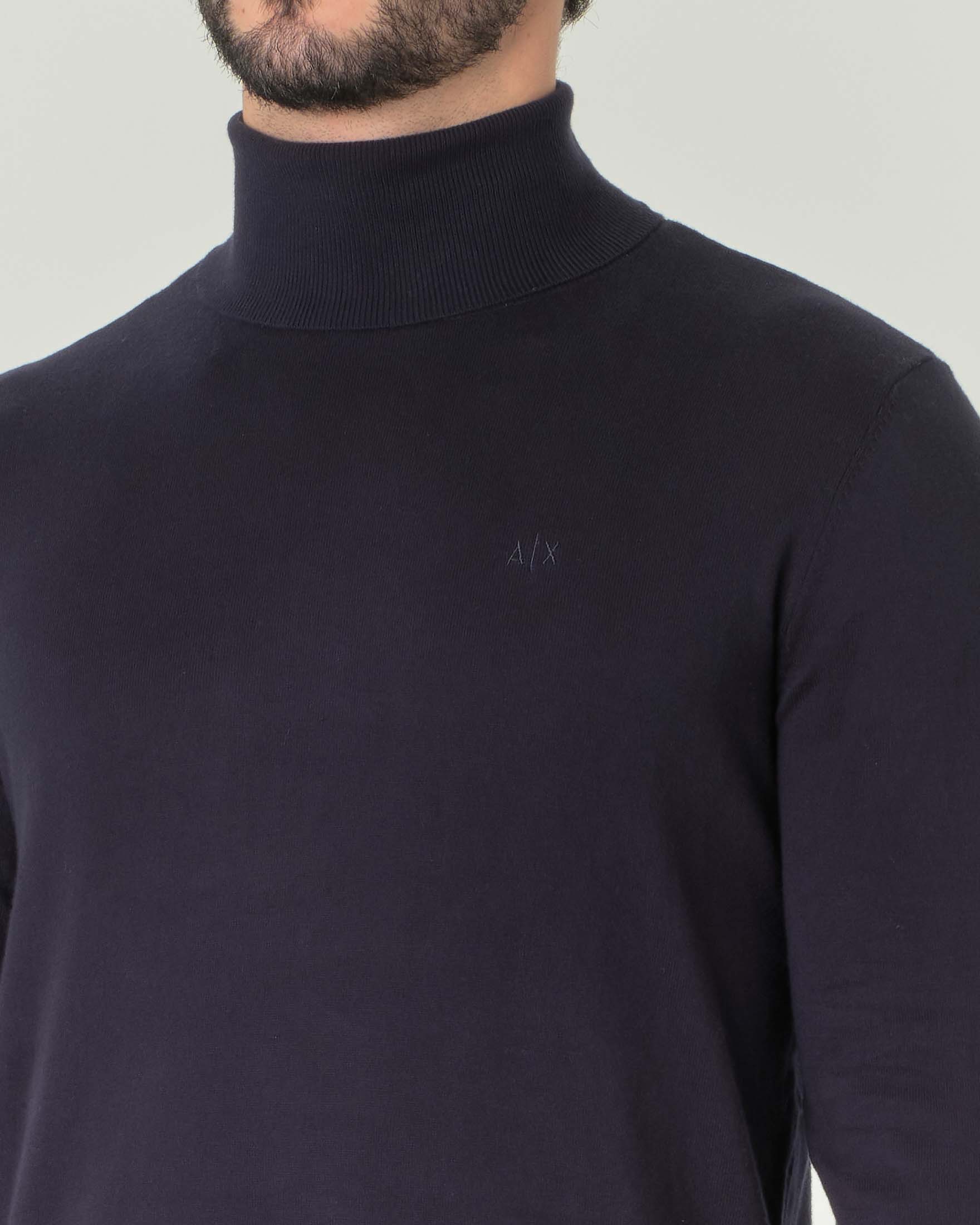 Dolcevita blu in cotone e cashmere con logo ricamato sul petto