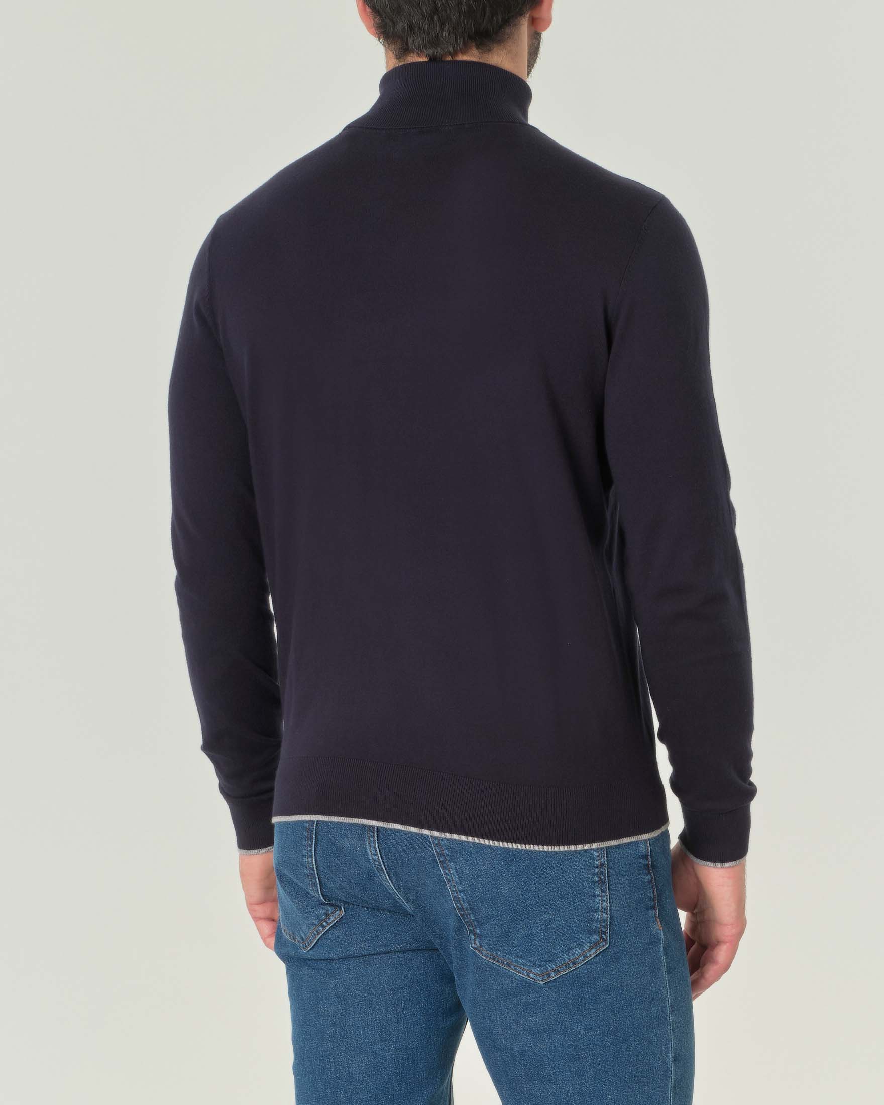 Dolcevita blu in cotone e cashmere con logo ricamato sul petto