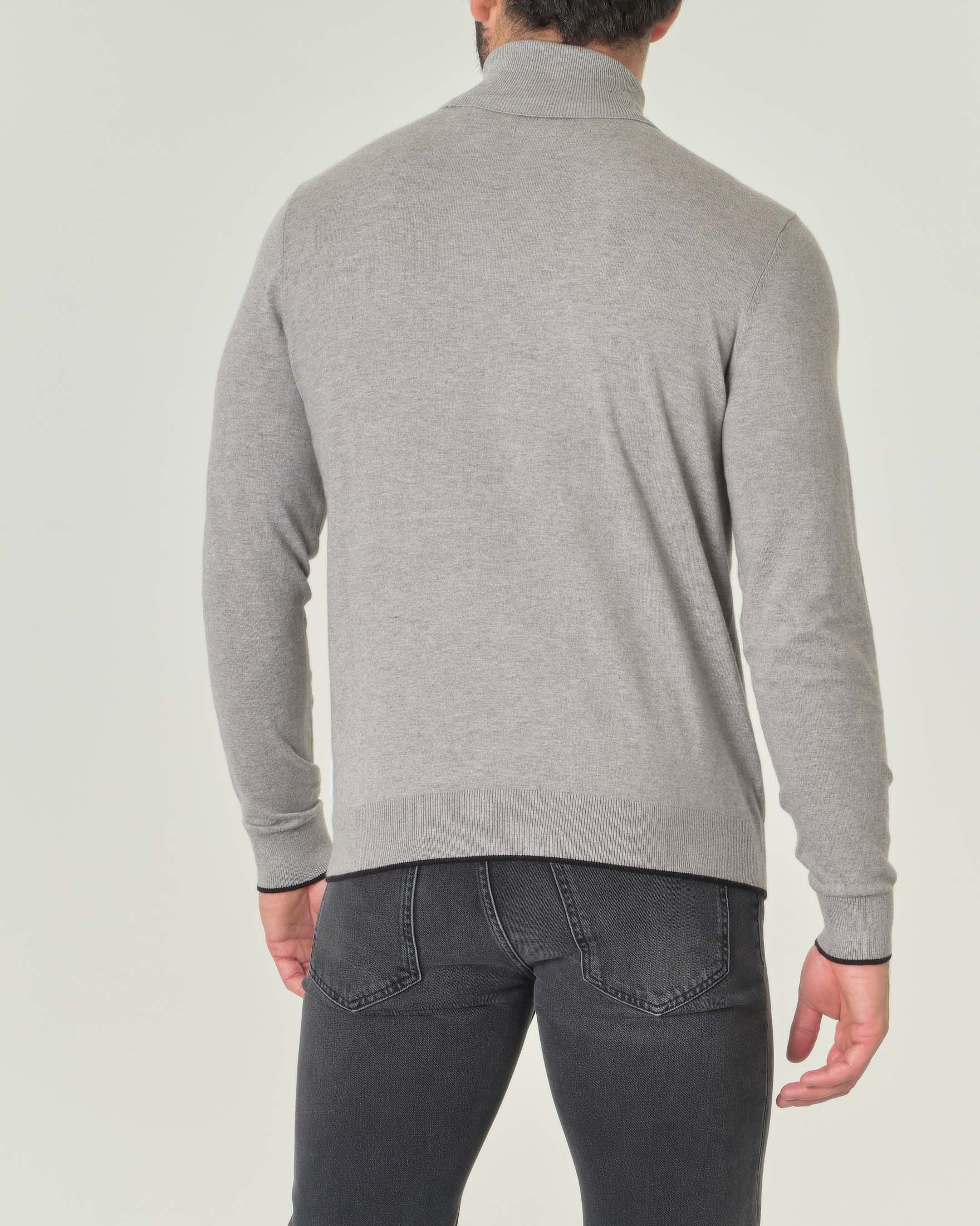 Dolcevita grigio in cotone e cashmere con logo ricamato sul petto