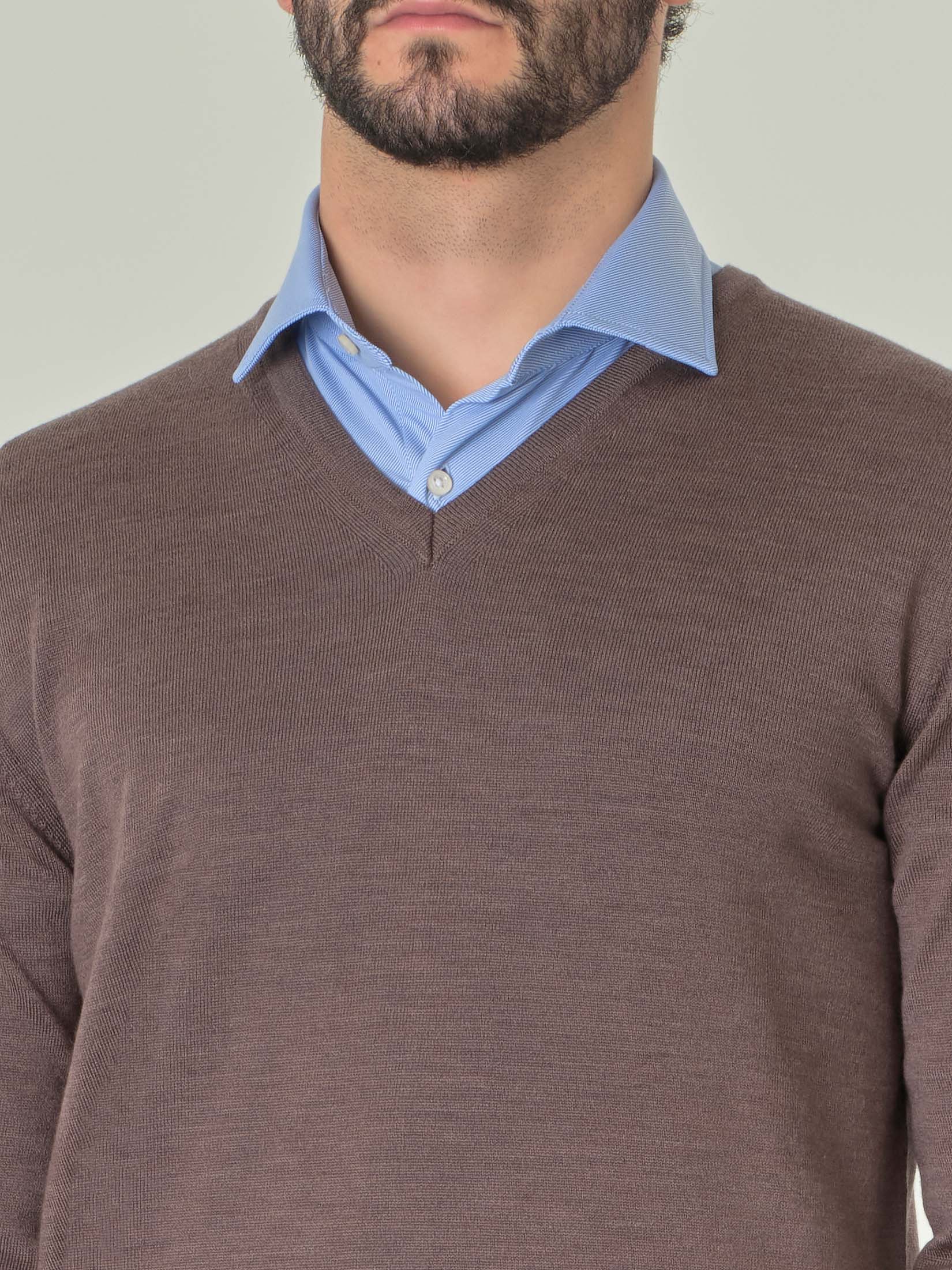 Maglia Pellizzari con scollo a V color noce in pura lana merino image