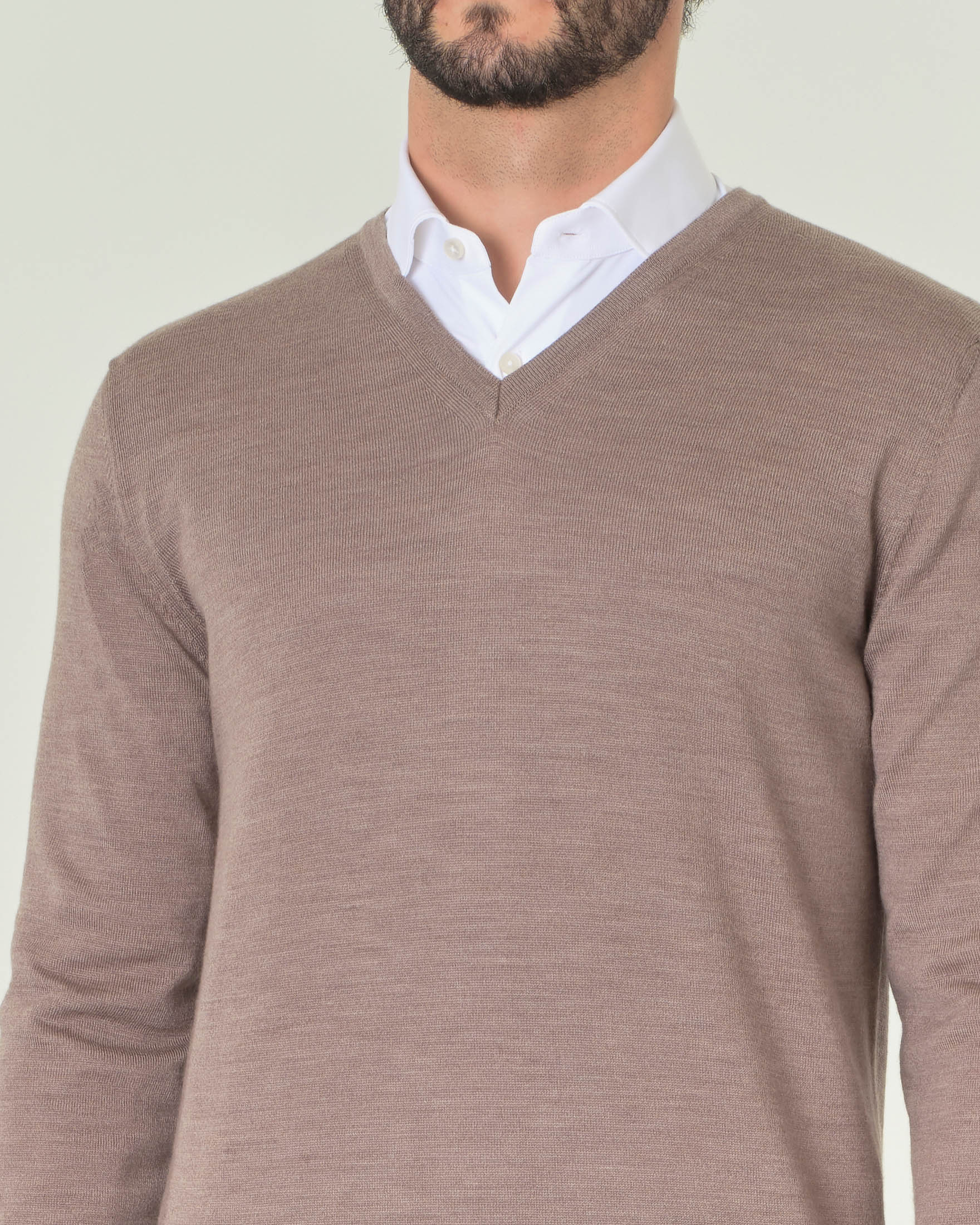 Maglia Pellizzari con scollo a V color tortora in pura lana merino image