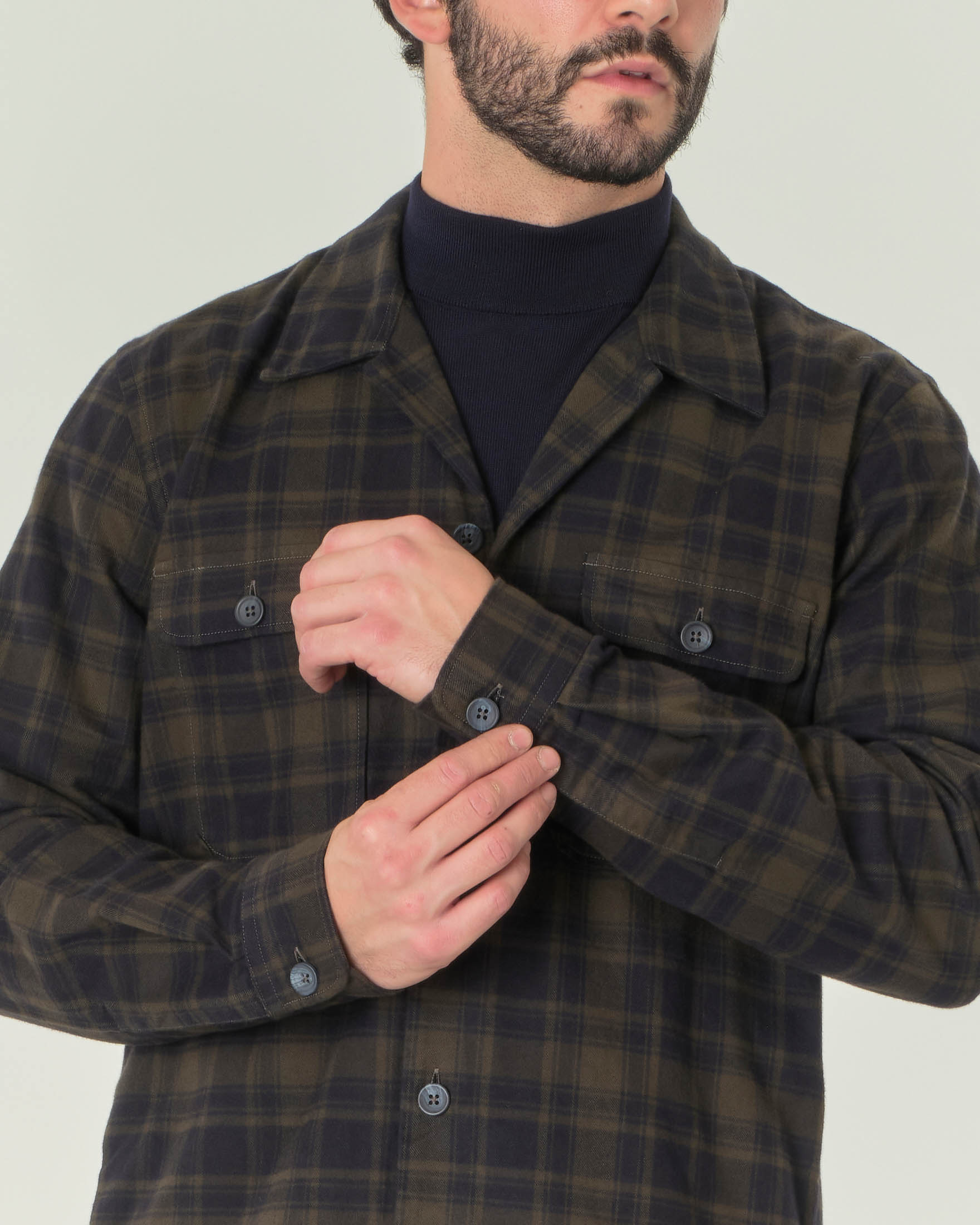 Overshirt nera e verde militare in flanella di puro cotone a fantasia check image
