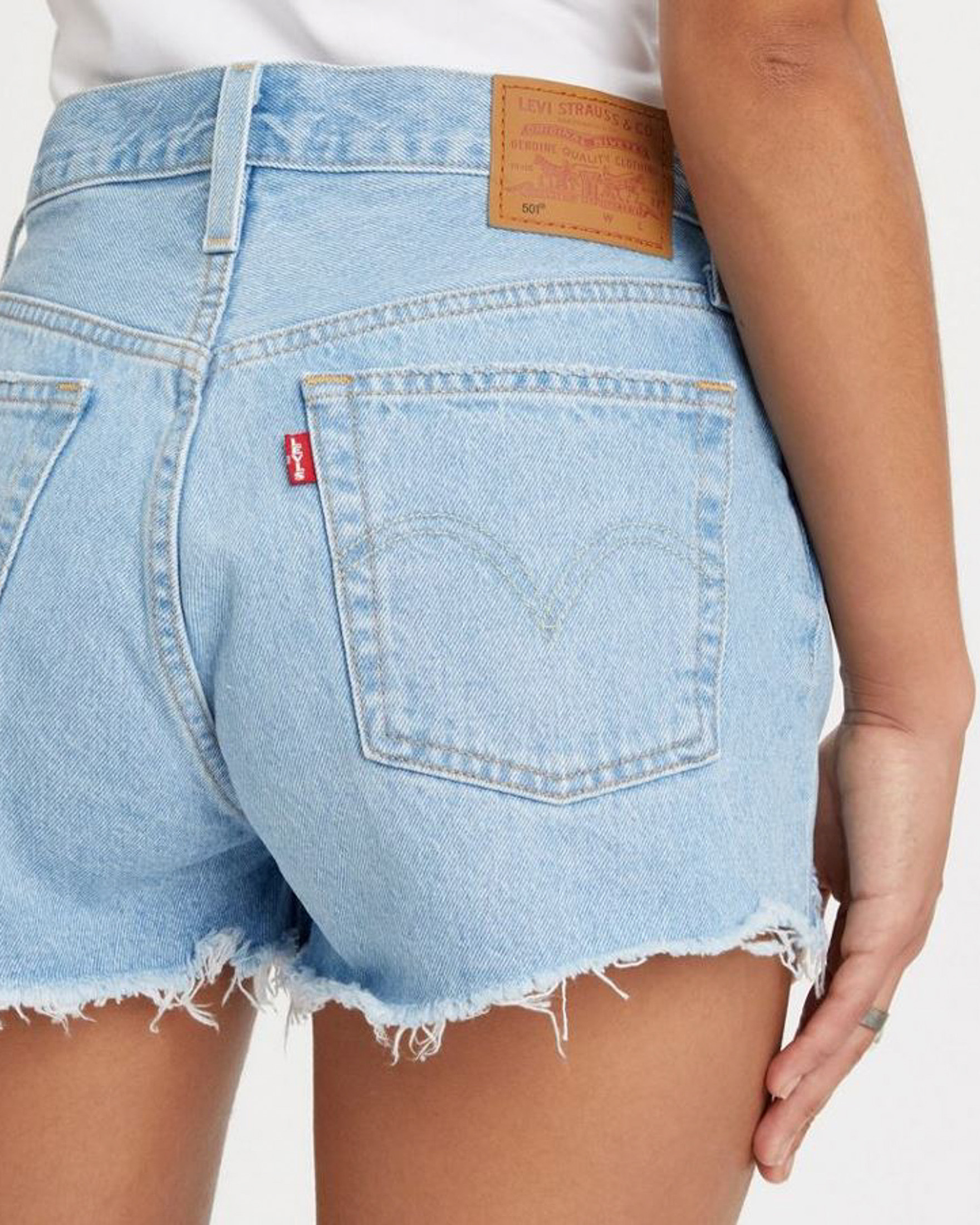 Shorts azzurri modello 501 in puro cotone lavaggio chiaro bleached con taglio a vivo image