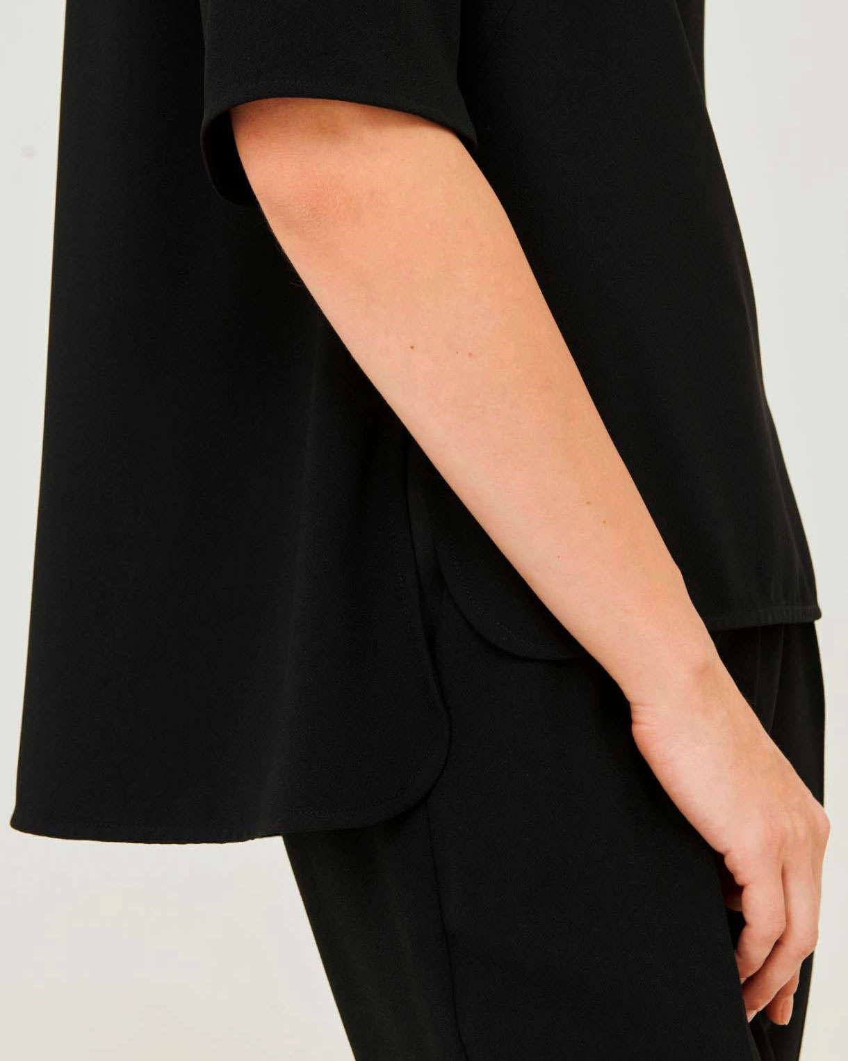 Blusa nera in crêpe envers satin dalla linea svasata con spacchetti laterali Marella ART.365 image