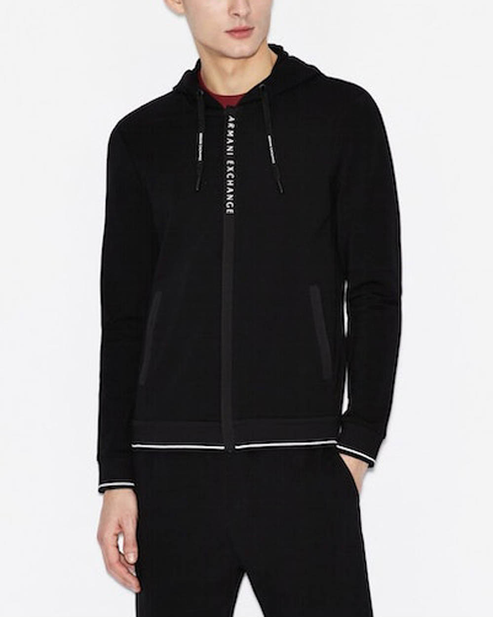 Felpa nera con cappuccio e chiusura zip coperta da pattina