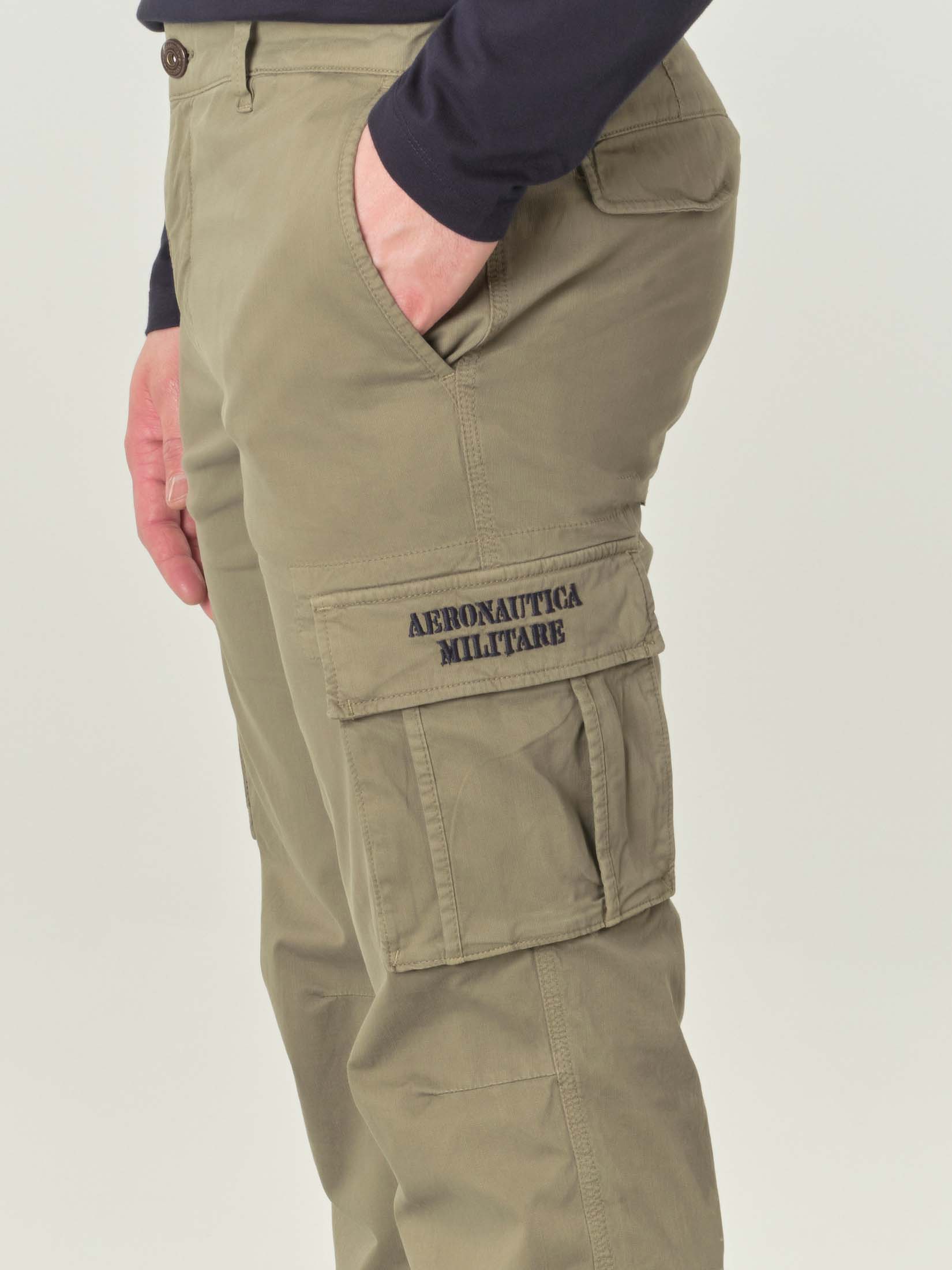 Pantaloni cargo Aeronautica Militare verde militare in cotone stretch con logo ricamato sulla tasca image