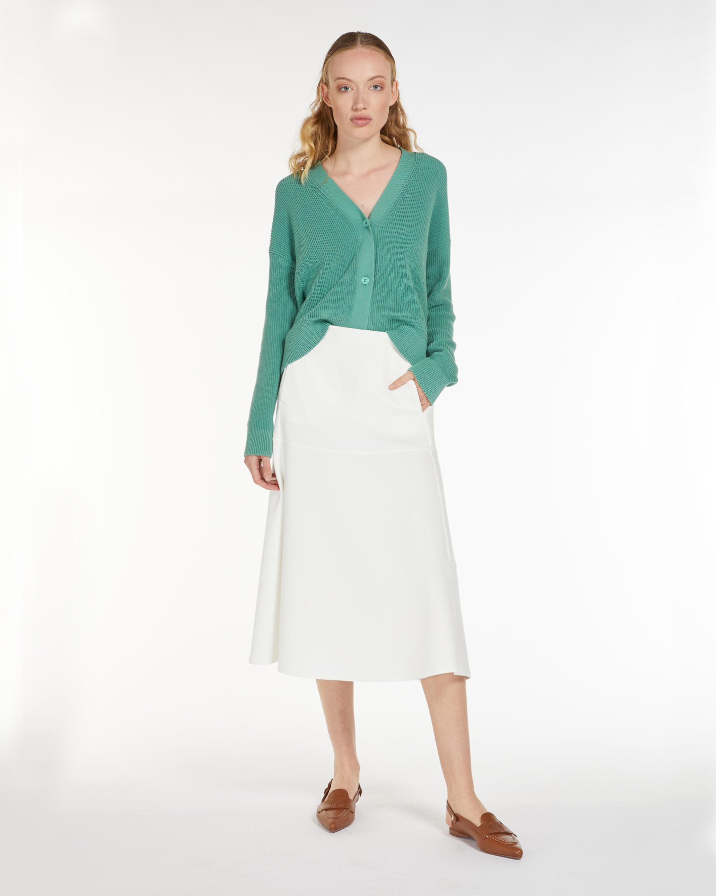 Cardigan verde in cordonetto di cotone con scollo a V image