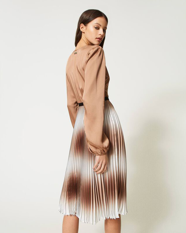 Abito midi a portafoglio con gonna plissè bianca e cuoio con blusa in satin  a maniche