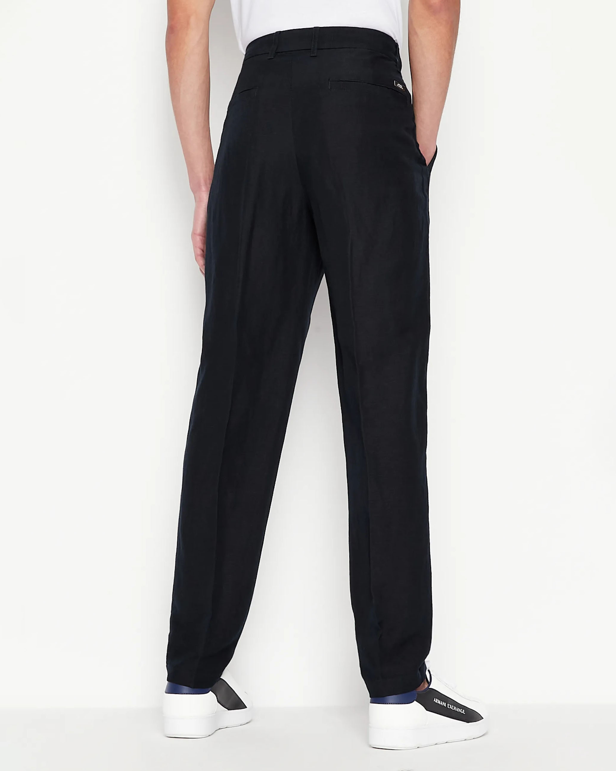 Pantalone Armani Exchange blu in misto lino e viscosa carrot fit image