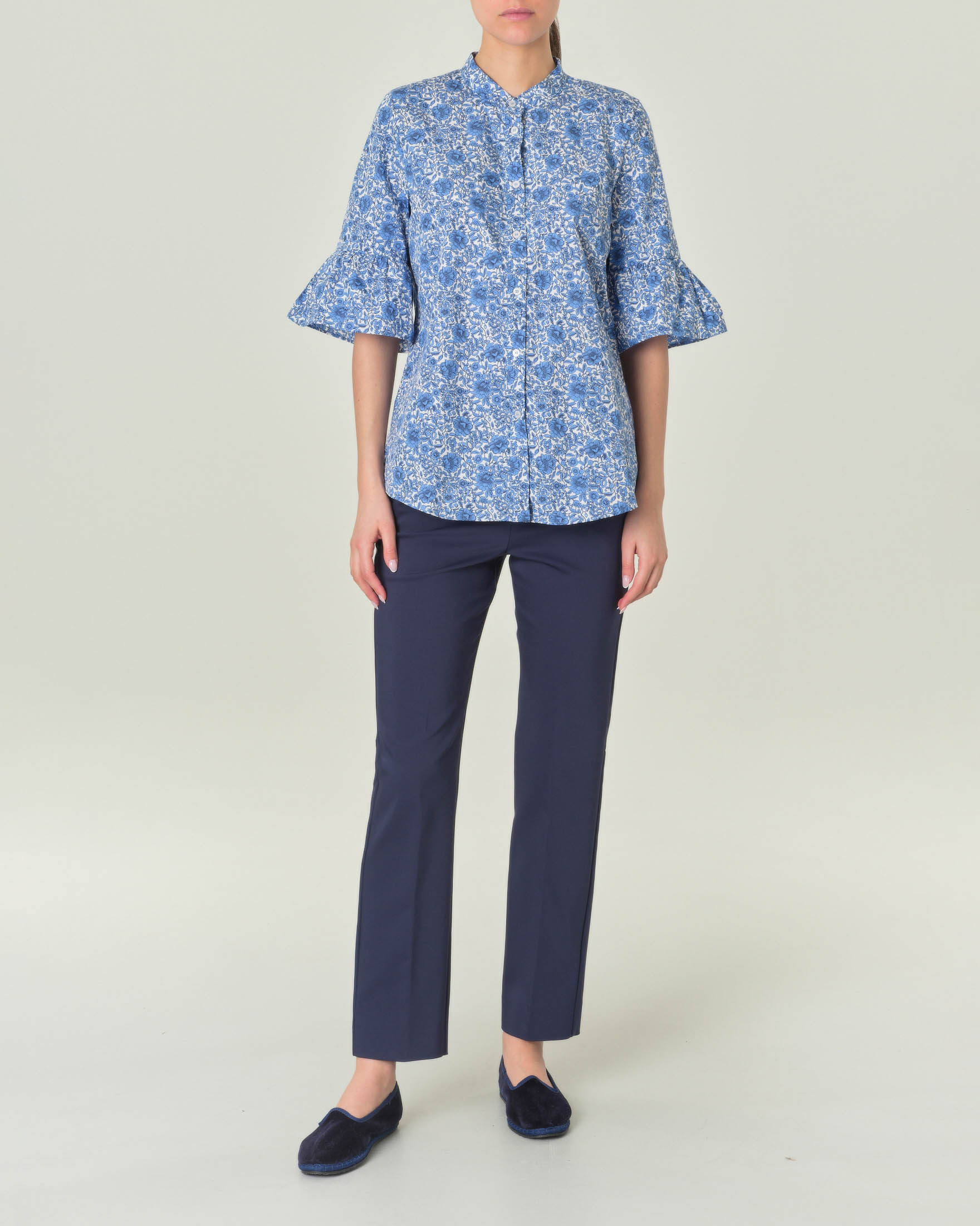 Pantaloni blu in tessuto di misto cotone stretch con piega stirata fronte e retro