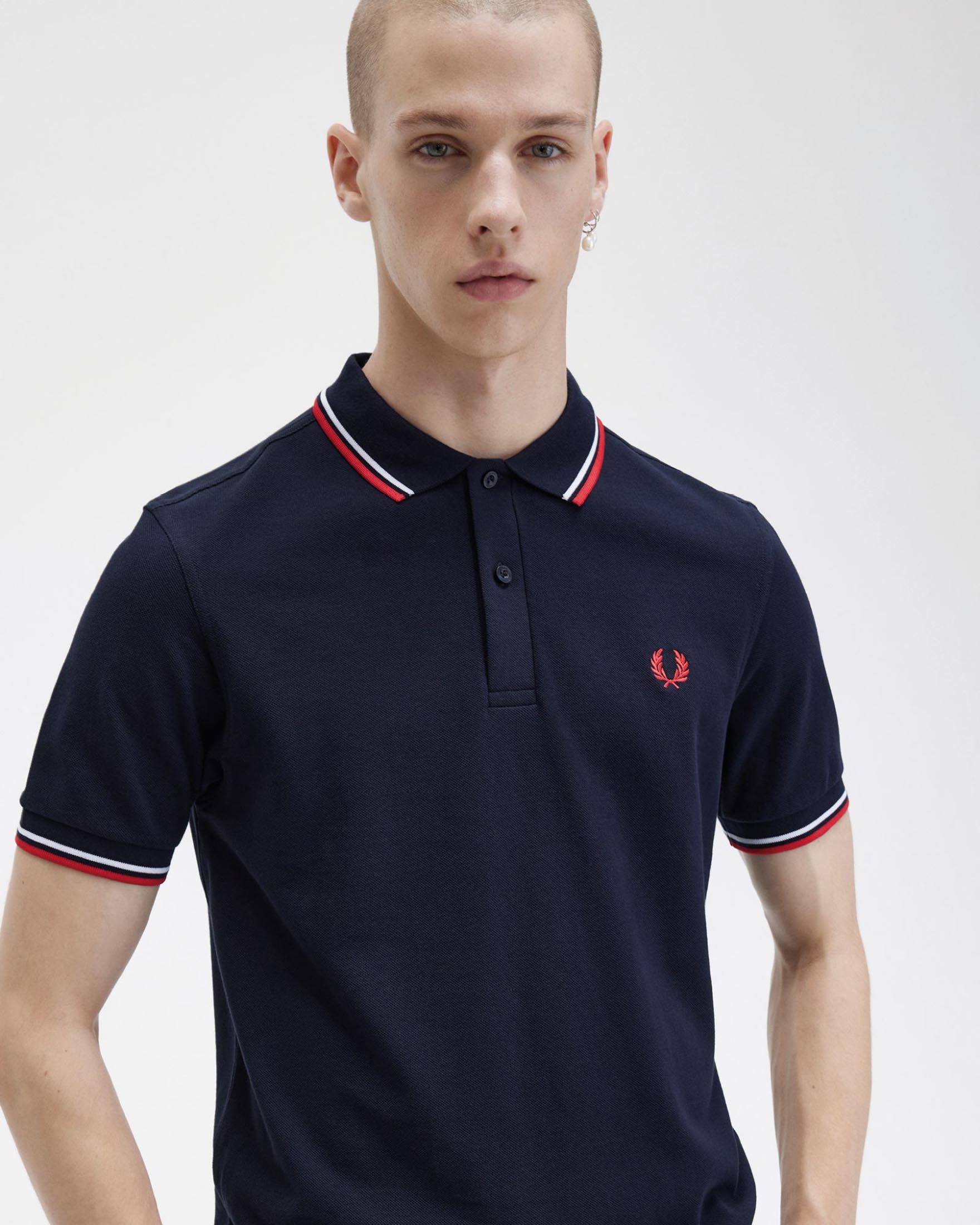 Polo mezza manica blu con bordino rosso e bianco image