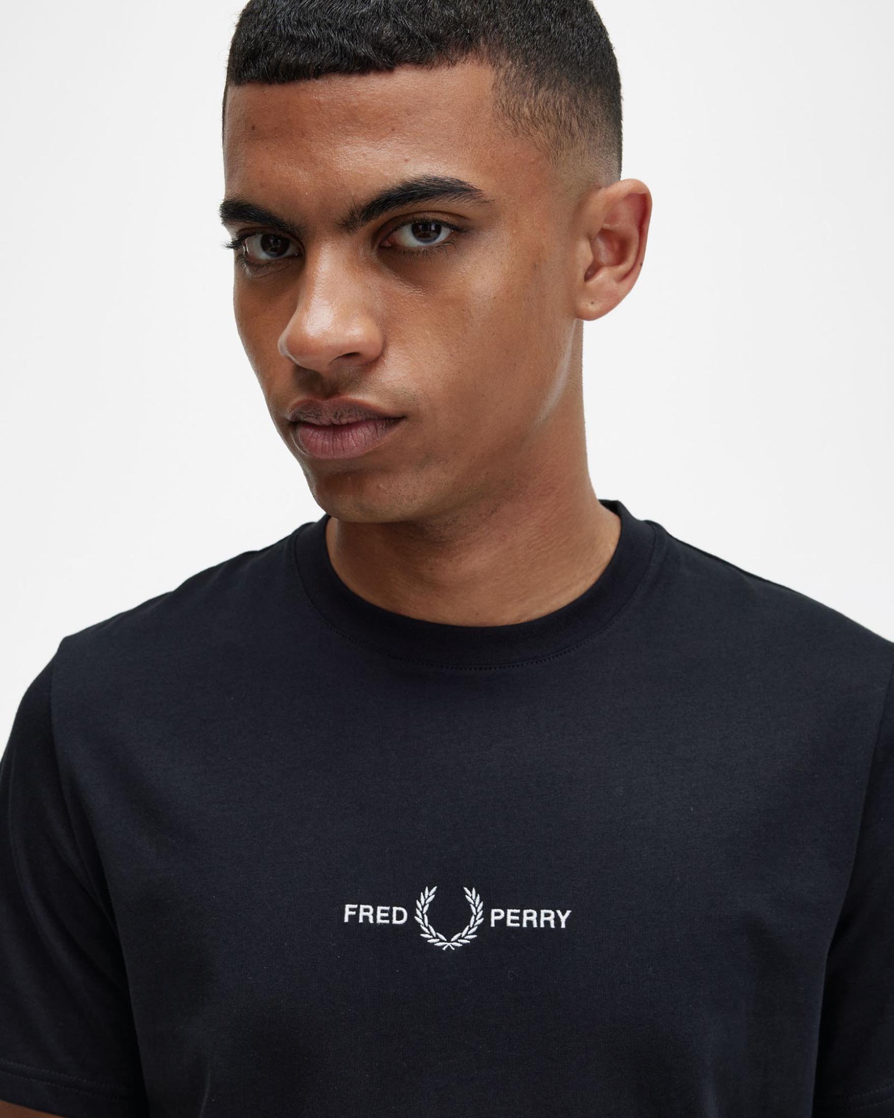T-shirt mezza manica Fred Perry nera con logo ricamato centrale sul petto image