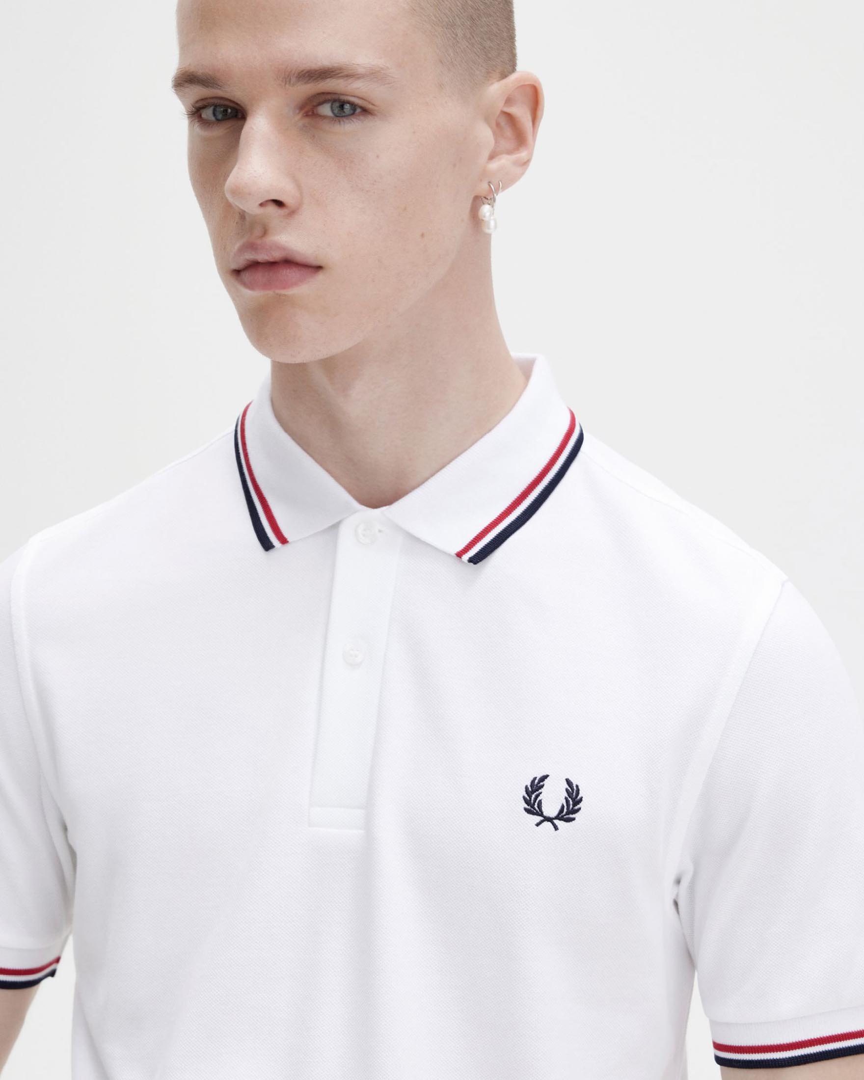 Polo mezza manica bianca con bordino rosso e blu image