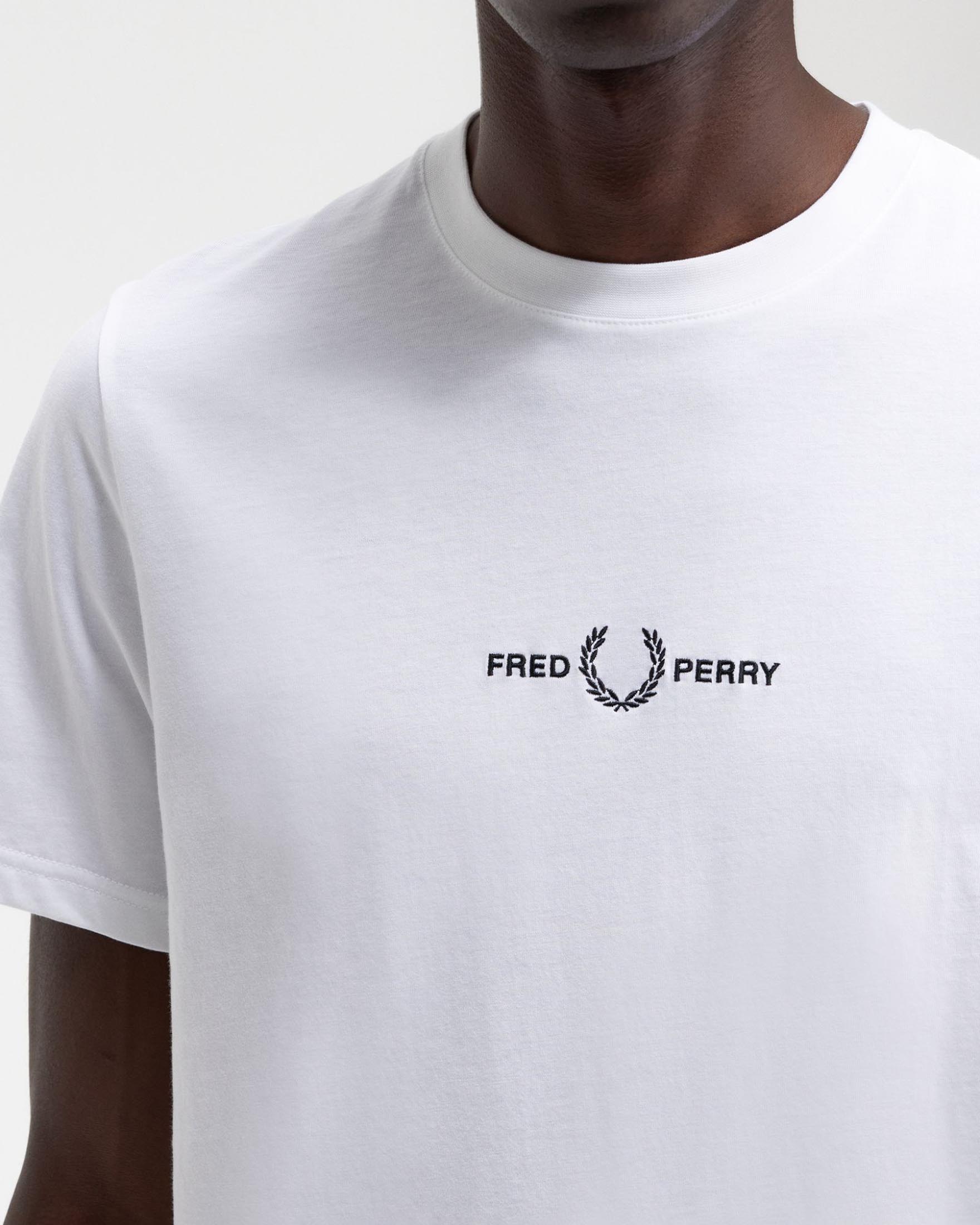 T-shirt mezza manica Fred Perry bianca con logo ricamato centrale sul petto image