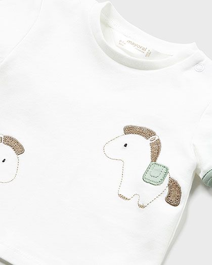 Completo composto da t-shirt bianca a mezza manica con patch cavallino e bermuda salvia 4-12 mesi